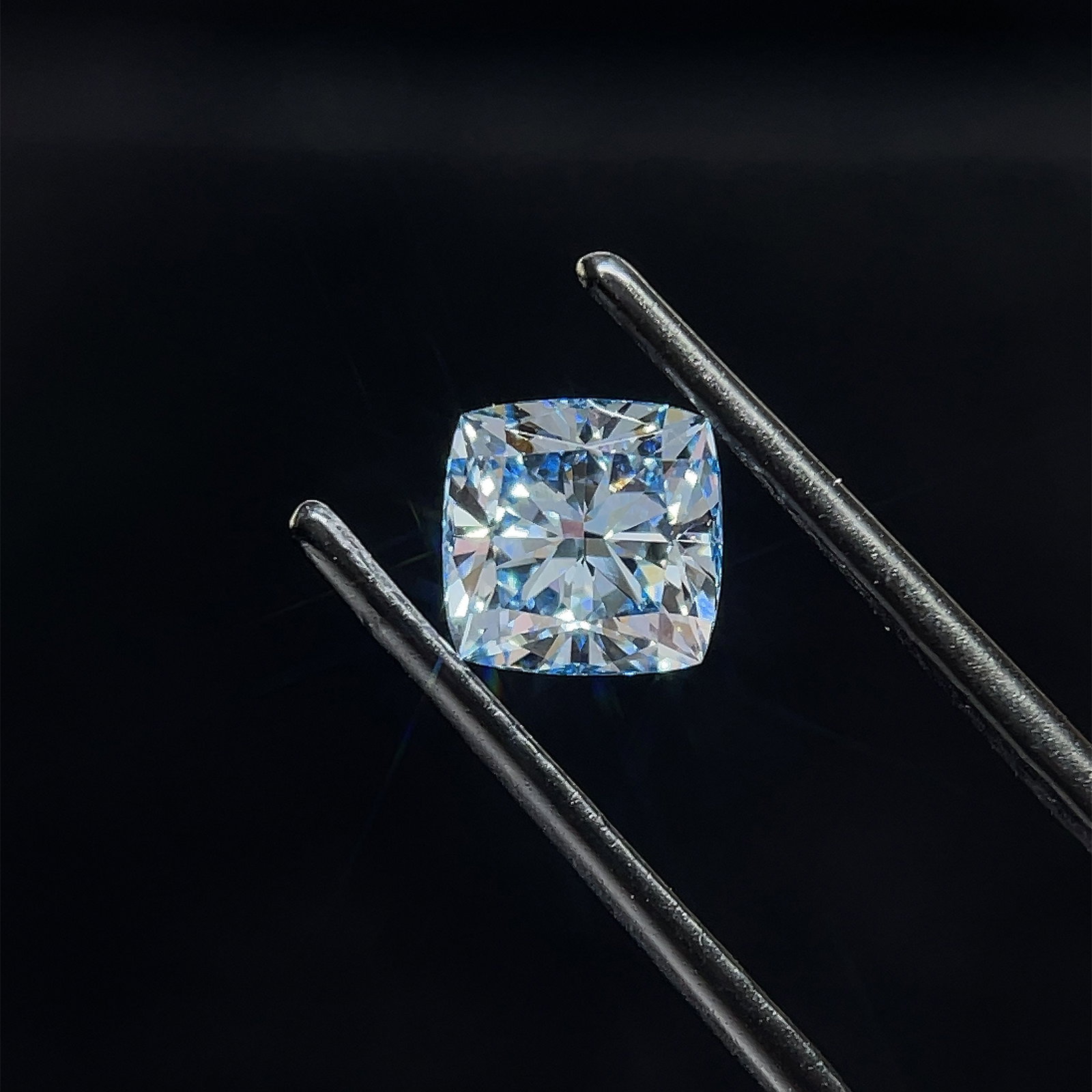 Loose Diamond - CUSHION BRILLIANT 1.58ct Fancy Vivid Blue VS2: Loose Diamond - CUSHION BRILLIANT 1.58ct Fancy Vivid Blue VS2 Source: This is a real non-mined Diamond that has been grown in a lab Shape: CUSHION BRILLIANT Carats: 1.58 Color: Fancy Vivid Blue Certif