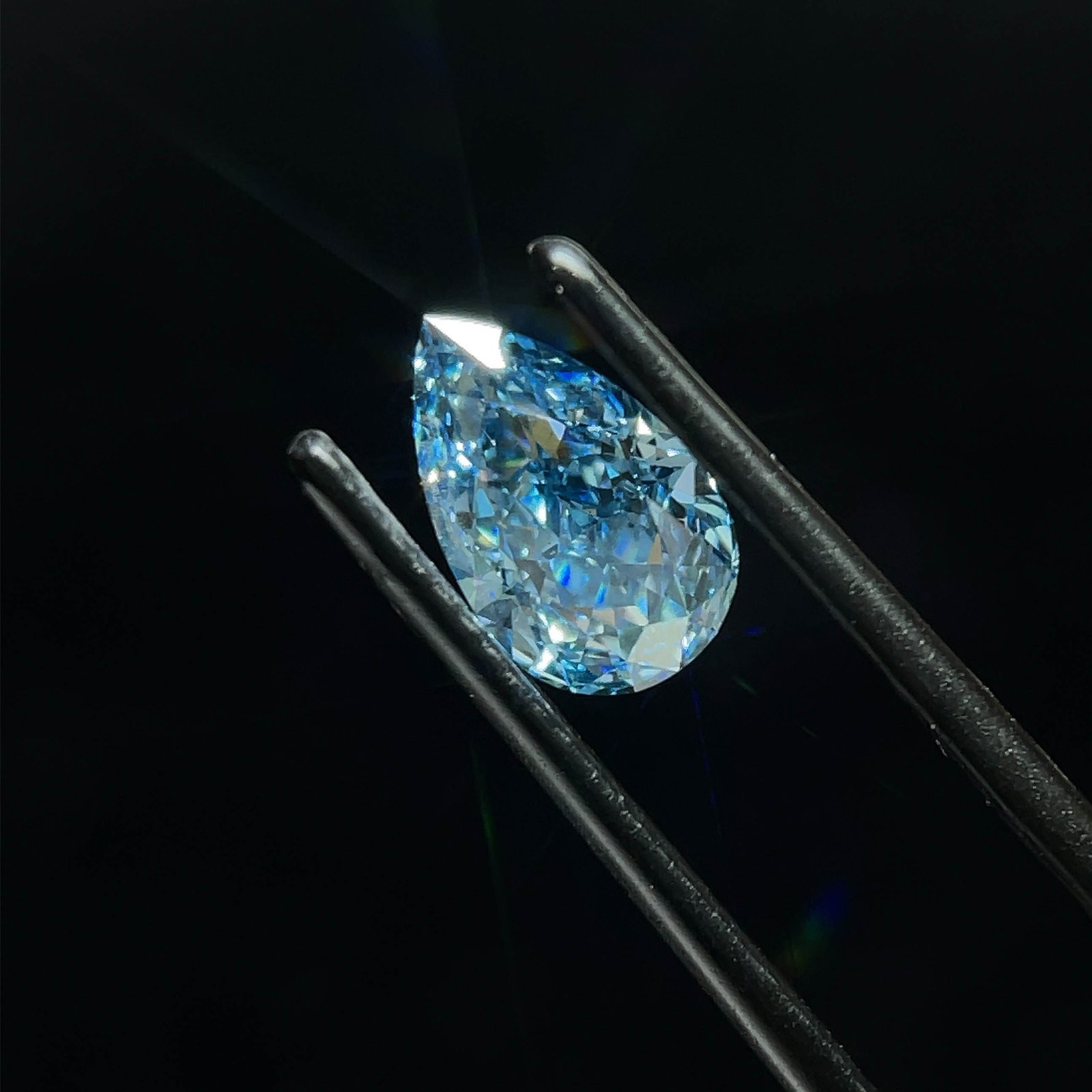 Loose Diamond - PEAR 1.26ct Fancy Vivid Blue SI1: Loose Diamond - PEAR 1.26ct Fancy Vivid Blue SI1 Source: This is a real non-mined Diamond that has been grown in a lab Shape: PEAR Carats: 1.26 Color: Fancy Vivid Blue Certification: IGI Video: