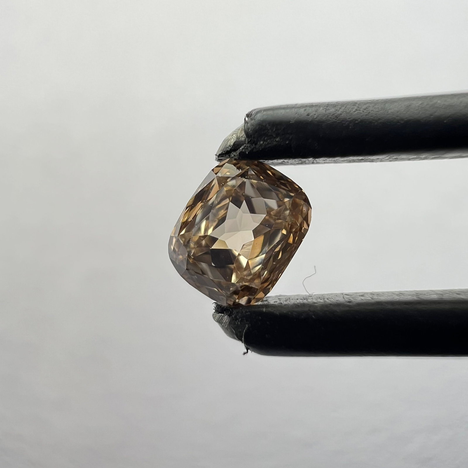 Loose Diamond - CUSHION BRILLIANT 0.23ct Brown VS1: Loose Diamond - CUSHION BRILLIANT 0.23ct Brown VS1 Source: This is a real non-mined Diamond that has been grown in a lab Shape: CUSHION BRILLIANT Carats: 0.23 Color: Brown Certification: NONE The Diam