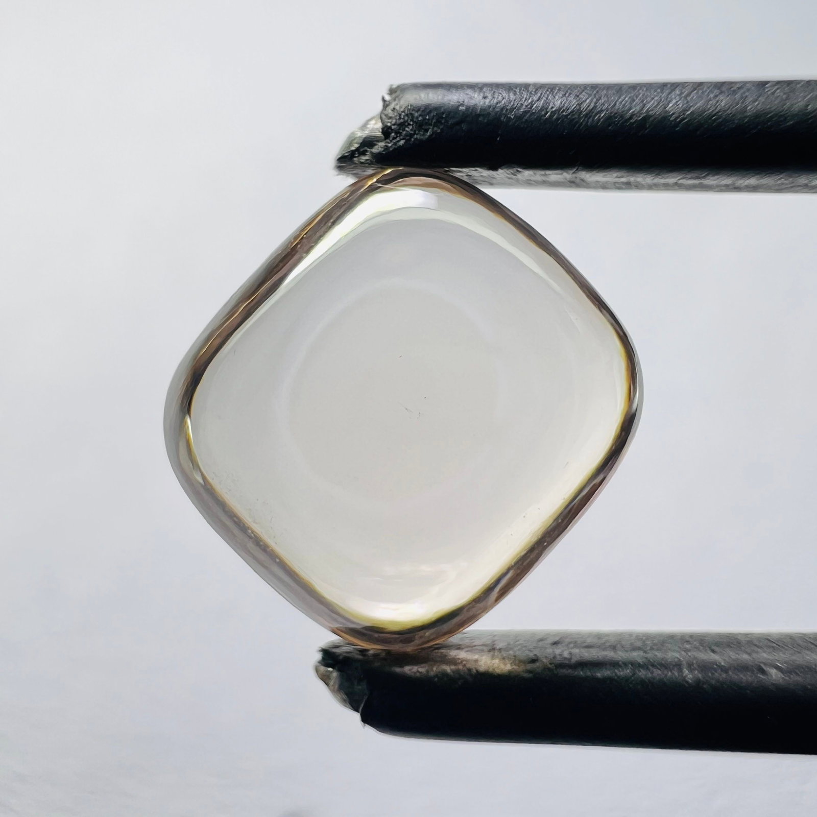 Loose Diamond - CUSHION BRILLIANT 1.83ct Brown VS1: Loose Diamond - CUSHION BRILLIANT 1.83ct Brown VS1 Source: This is a real non-mined Diamond that has been grown in a lab Shape: CUSHION BRILLIANT Carats: 1.83 Color: Brown Certification: NONE The Diam