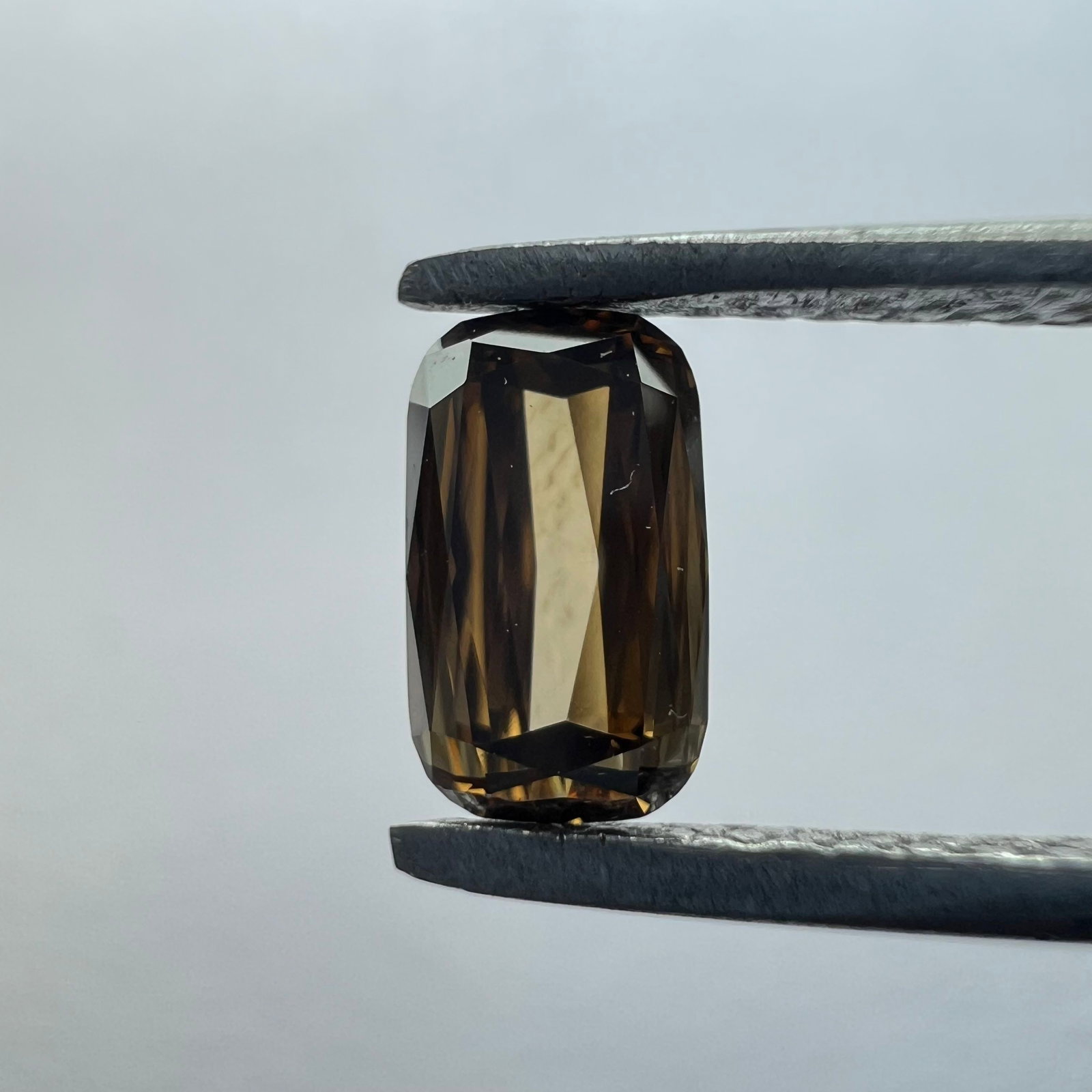 Loose Diamond - CUSHION BRILLIANT 0.47ct Champagne VVS2: Loose Diamond - CUSHION BRILLIANT 0.47ct Champagne VVS2 Source: This is a real non-mined Diamond that has been grown in a lab Shape: CUSHION BRILLIANT Carats: 0.47 Color: Champagne Certification: NONE