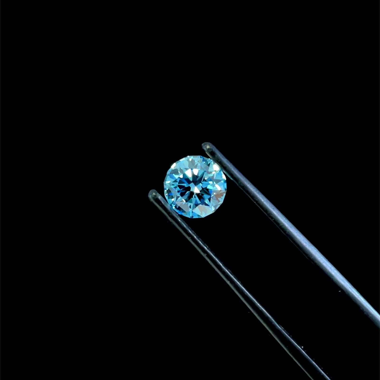 Loose Diamond - ROUND 1.07ct Fancy Vivid Blue VVS2: Loose Diamond - ROUND 1.07ct Fancy Vivid Blue VVS2 Source: This is a real non-mined Diamond that has been grown in a lab Shape: ROUND Carats: 1.07 Color: Fancy Vivid Blue Certification: IGI Video: