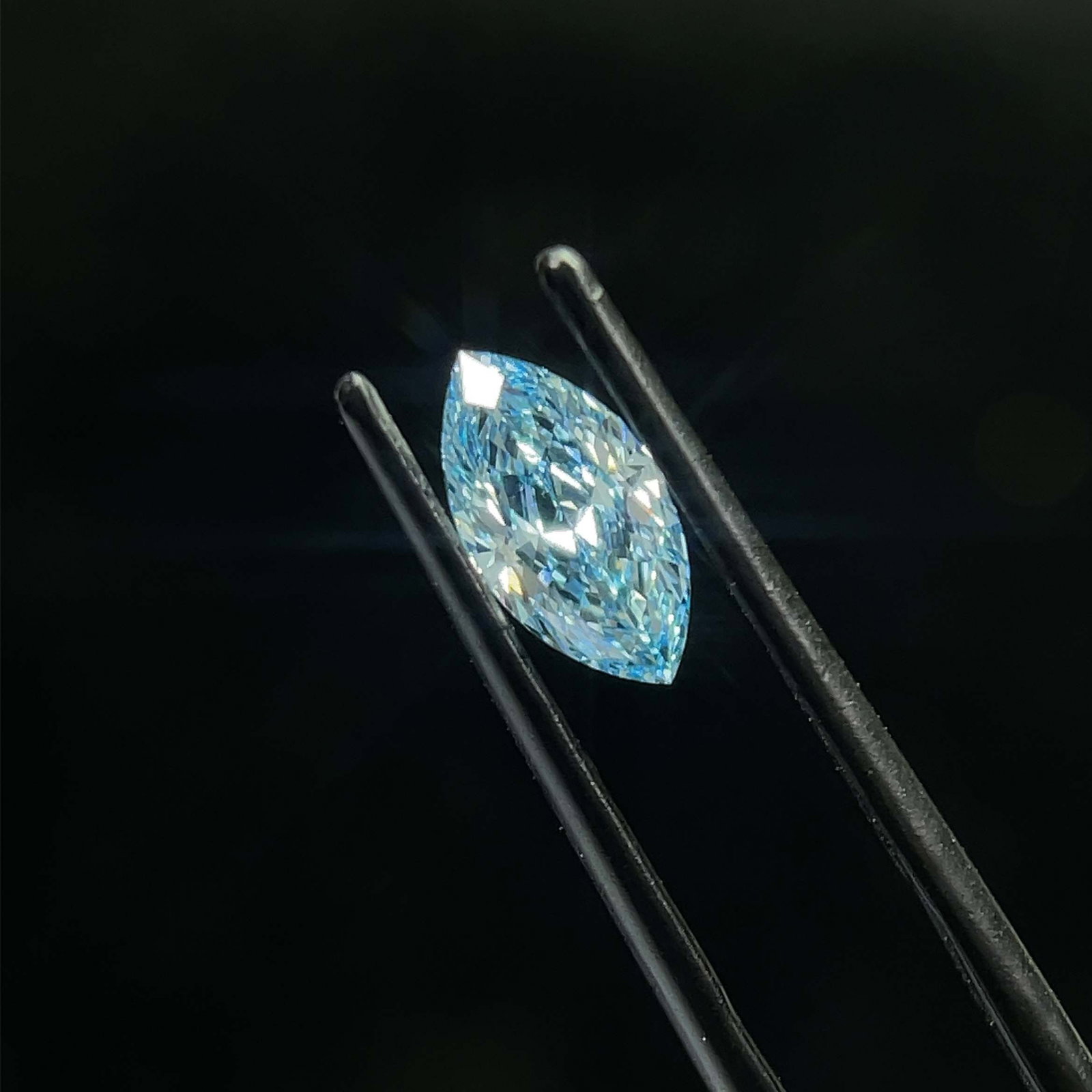 Loose Diamond - MARQUISE 1.04ct Fancy Vivid Blue VS1: Loose Diamond - MARQUISE 1.04ct Fancy Vivid Blue VS1 Source: This is a real non-mined Diamond that has been grown in a lab Shape: MARQUISE Carats: 1.04 Color: Fancy Vivid Blue Certification: IGI Video