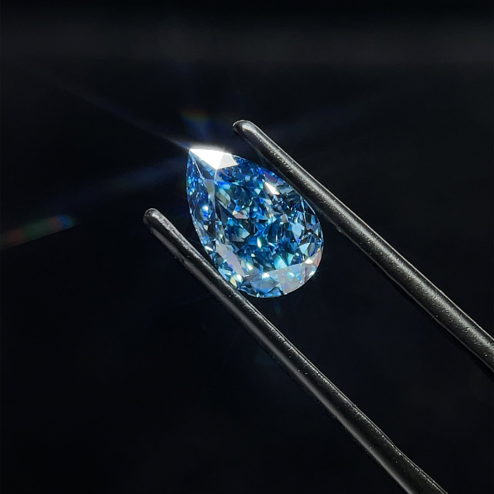 Loose Diamond - PEAR 1.6ct Blue VS2: Loose Diamond - PEAR 1.6ct Blue VS2 Source: This is a real non-mined Diamond that has been grown in a lab Shape: PEAR Carats: 1.6 Color: Blue Certification: NONE The Diamond Depot Guarantee: All items