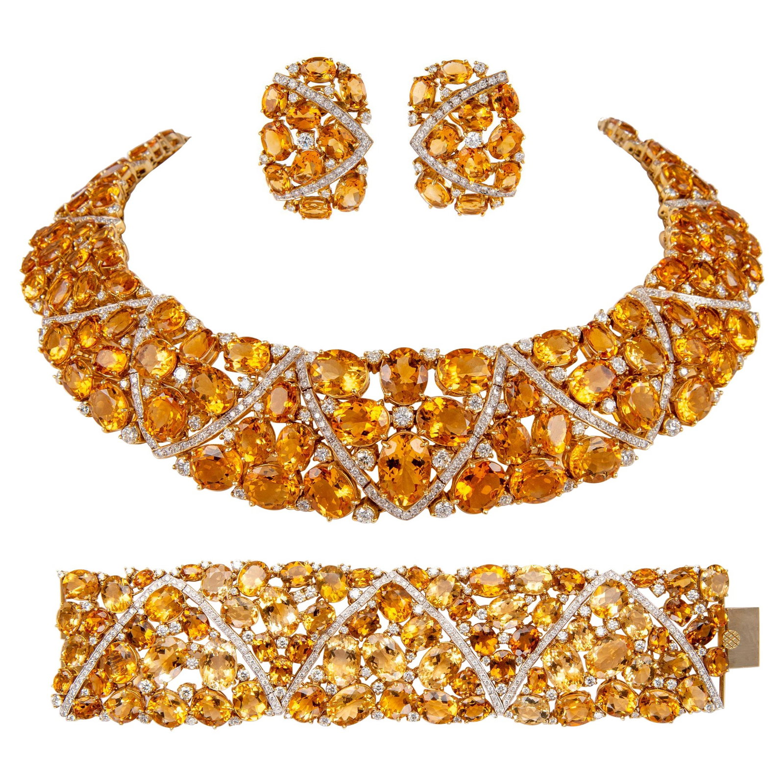 391.86ct Citrine Diamond Jewelry Set in 18k Yellow Gold: 391.86ct Citrine Diamond Jewelry Set in 18k Yellow Gold This exquisite set features a stunning combination of citrine and diamonds, elegantly crafted in 18k yellow gold. The set includes a necklace, b