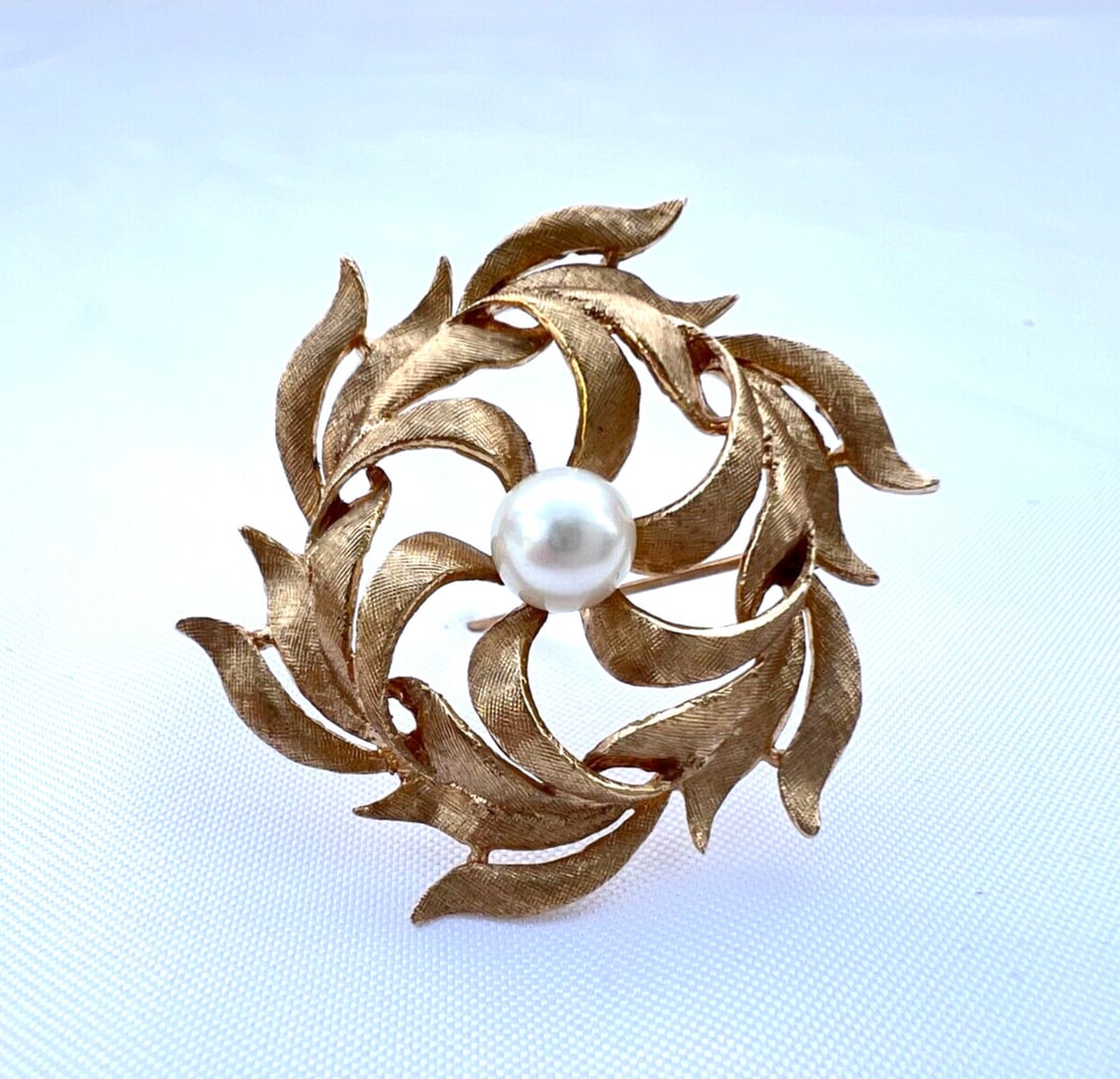 Exquisite 14K Yellow Gold Pearl Brooch 1.50 Inch Diameter: Exquisite 14K Yellow Gold Pearl Brooch 1.50 Inch Diameter This exquisite brooch features a stunning design crafted from 14K yellow gold, adorned with a beautiful pearl. Measuring 1.50 inches in diamet