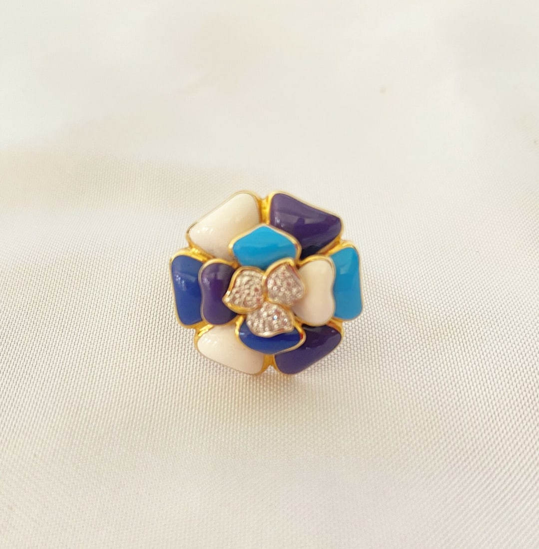 Rosato 18K Yellow Gold Enamel Diamond Ring 0.20 ct Size 7.5: Rosato 18K Yellow Gold Enamel Diamond Ring 0.20 ct Size 7.5 This exquisite Italian tea rose ring, crafted by Rosato, features a stunning design in 18K yellow gold with beautiful enamel detailing. Ador