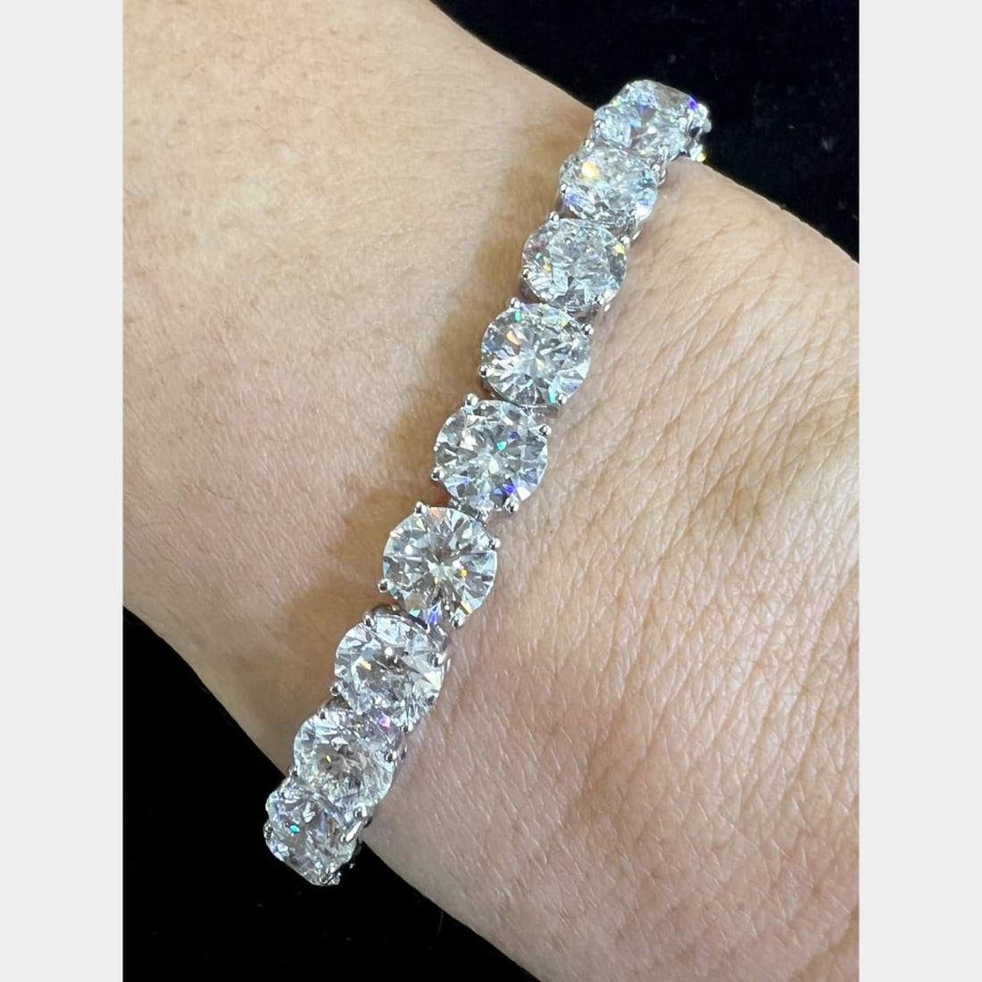 18K Gold Tennis Bracelet with 27 GIA Certified Diamonds 27.21 Ct: 18K Gold Tennis Bracelet with 27 GIA Certified Diamonds 27.21 Ct This stunning 18K gold tennis bracelet features 27 GIA certified diamonds, totaling an impressive 27.21 Ct. The bracelet weighs 23.3 gr
