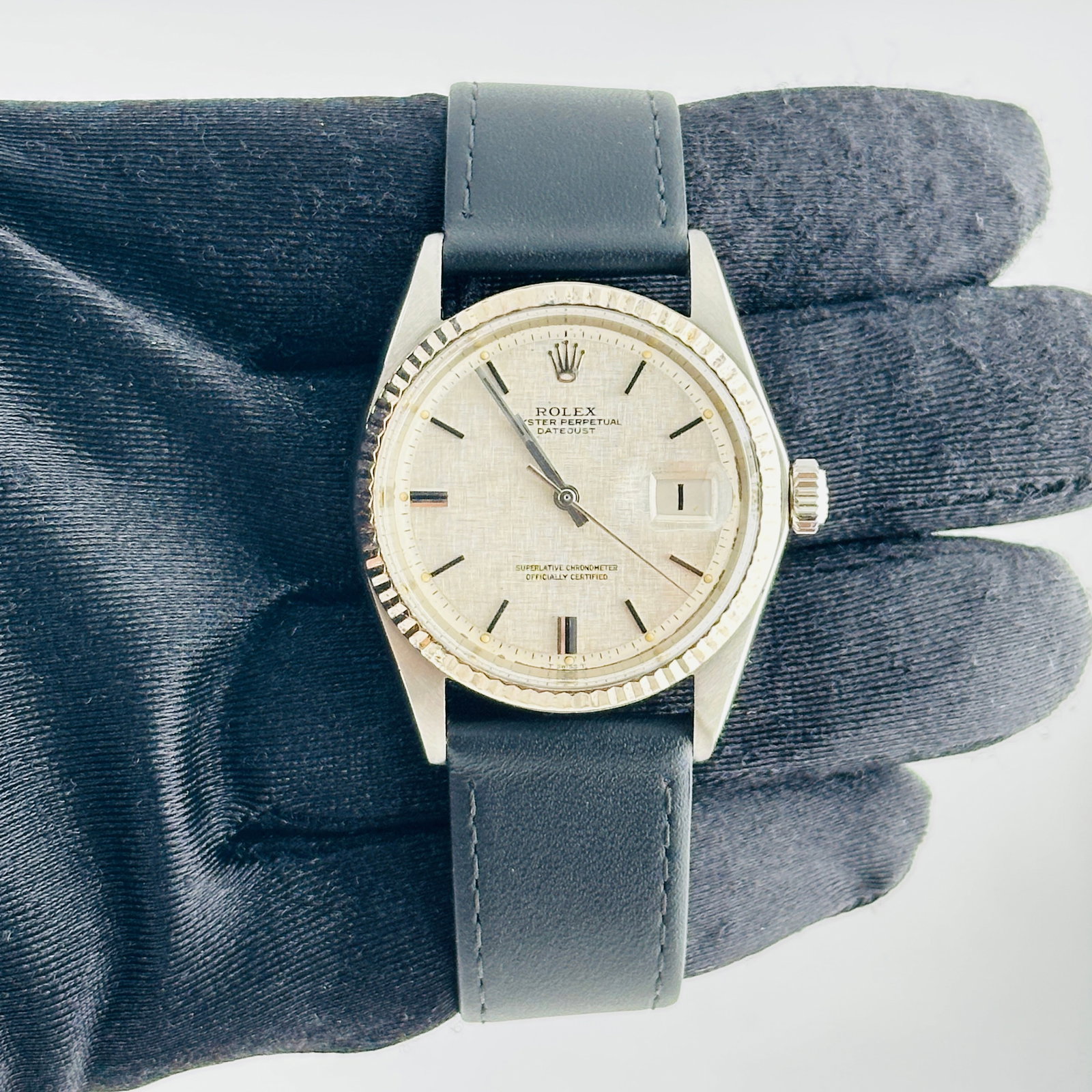 Rolex Datejust 1601 Mens Watch Silver Linen Dial Leather Strap: Rolex Datejust 1601 Mens Watch Silver Linen Dial Leather Strap Men's Rolex Datejust with reference 1601, featuring a silver linen stick dial and a fluted bezel. It is fitted with a generic leather ban