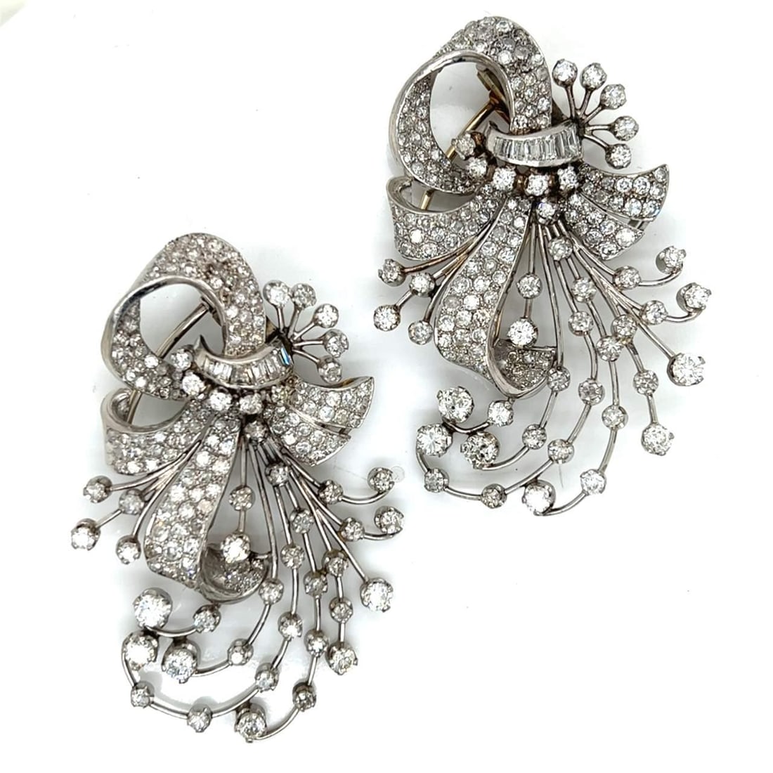 1950s Platinum Diamond Clips 14.00 Ct F-H VS1-SI2: 1950s Platinum Diamond Clips 14.00 Ct F-H VS1-SI2 This exquisite set of 1950's platinum diamond clips showcases a remarkable total diamond weight of approximately 14.00 carats. The diamonds are graded