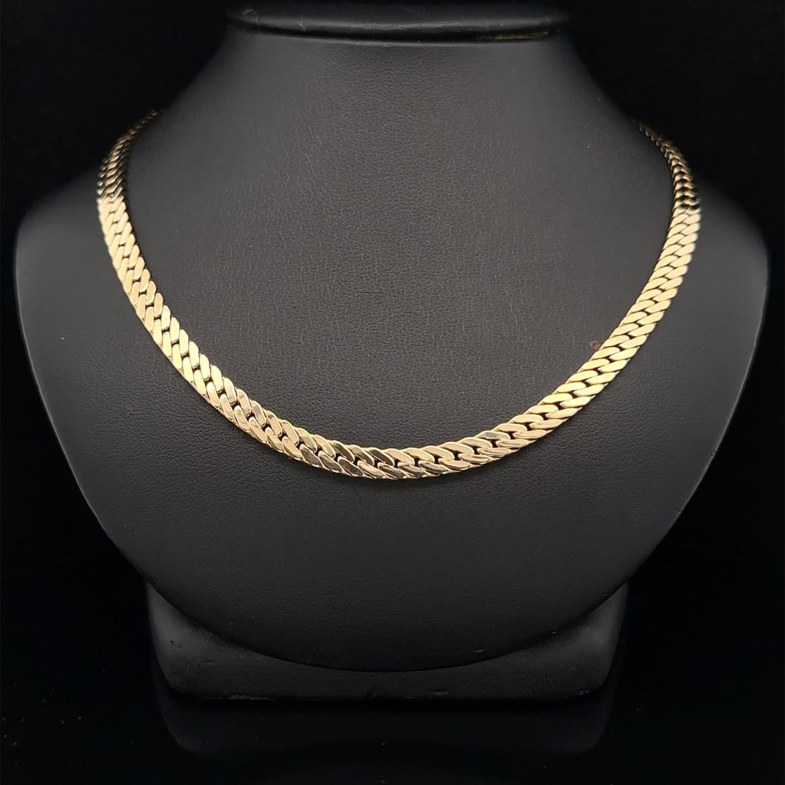 18 Inch Flat Curb Link Necklace in Solid 14k Yellow Gold Push Clasp: 18 Inch Flat Curb Link Necklace in Solid 14k Yellow Gold Push Clasp This flat curb link chain necklace is crafted from solid 14k yellow gold and measures 18 inches in length. It features a push clasp 