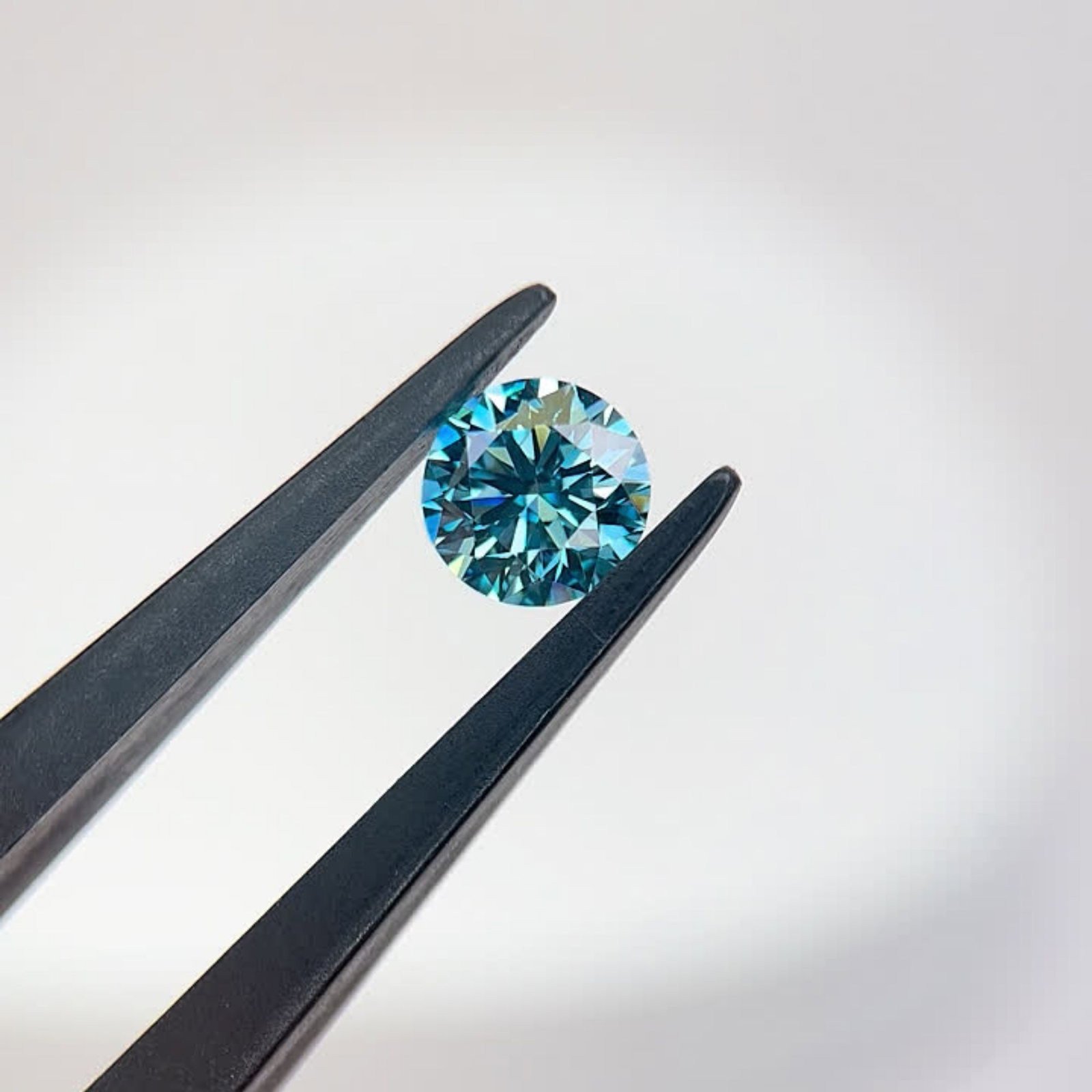 Ideal Loose Diamond - ROUND 1.0ct Fancy Vivid Blue VVS1: Ideal Loose Diamond - ROUND 1.0ct Fancy Vivid Blue VVS1 Source: This is a real non-mined Diamond that has been grown in a lab Shape: ROUND Carats: 1.0 Color: Fancy Vivid Blue Certification: IGI Video:
