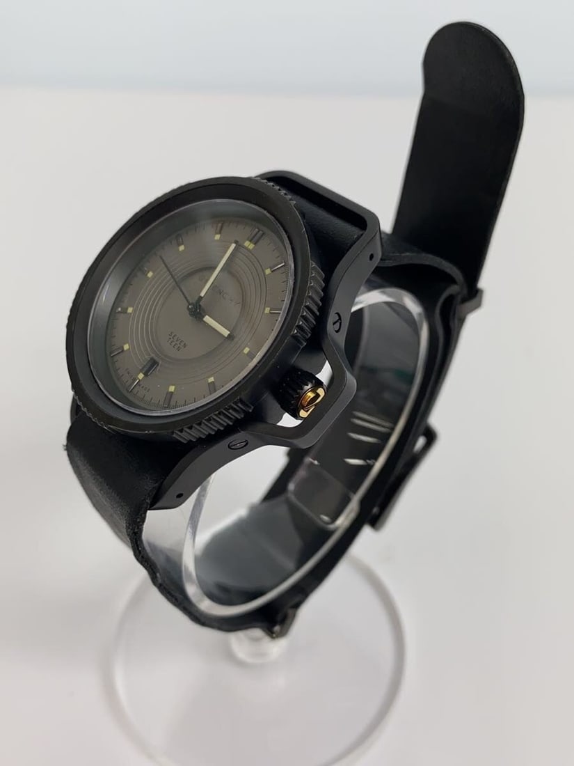 GIVENCHY Seventeen men's quartz wristwatch: GIVENCHY Seventeen men's quartz wristwatch This Givenchy Seventeen quartz men's wristwatch features a Swiss-made movement and showcases a stylish design. The watch is pre-owned, showing slight signs o