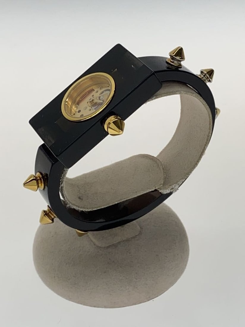 Gucci Web 143.5 Swiss Women's Wristwatch: Gucci Web 143.5 Swiss Women's Wristwatch This is a pre-owned Gucci Vintage Web 143.5 women's wristwatch, crafted in Switzerland. The watch features a rectangular case and a matching band, both designe