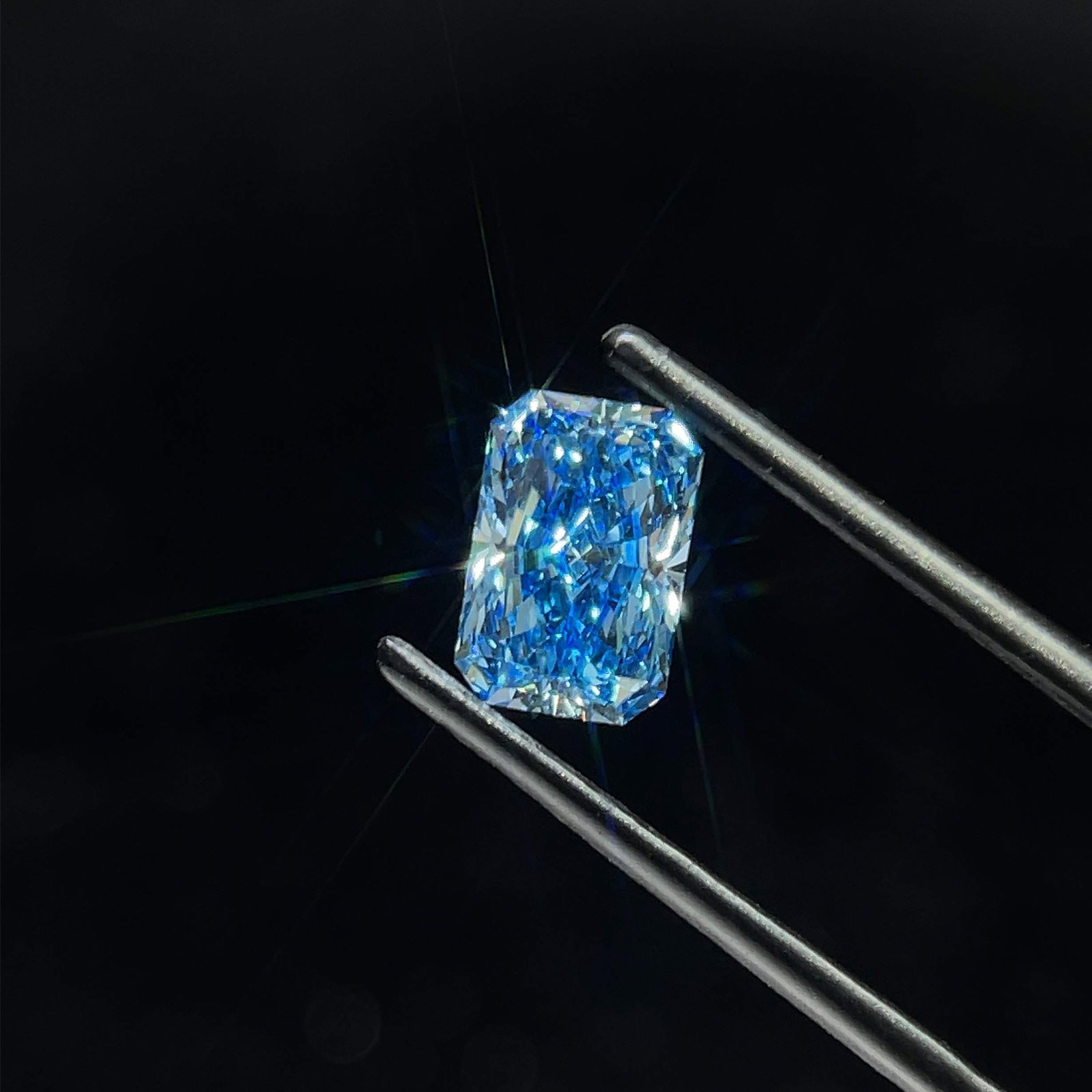 Loose Diamond - RADIANT 1.52ct Fancy Vivid Blue VS1: Loose Diamond - RADIANT 1.52ct Fancy Vivid Blue VS1 Source: This is a real non-mined Diamond that has been grown in a lab Shape: RADIANT Carats: 1.52 Color: Fancy Vivid Blue Certification: IGI Video: