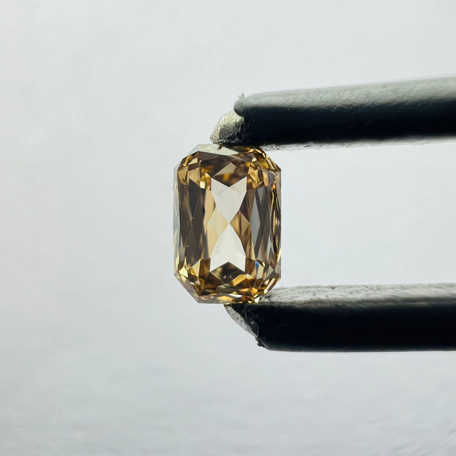 Loose Diamond - EMERALD 0.24ct Brown VS2: Loose Diamond - EMERALD 0.24ct Brown VS2 Source: This is a real non-mined Diamond that has been grown in a lab Shape: EMERALD Carats: 0.24 Color: Brown Certification: NONE The Diamond Depot Guarantee: