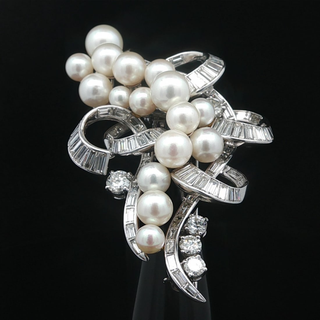 Mid Century 14k White Gold Platinum Diamond and Pearl Ribbon Brooch Pin: Mid Century 14k White Gold Platinum Diamond and Pearl Ribbon Brooch Pin This vintage mid-century brooch features a ribbon design adorned with 16 genuine cultured pearls displaying fine luster and meas