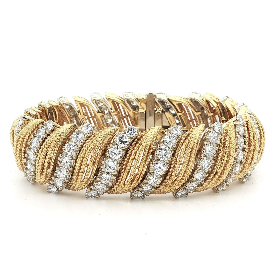 Vintage 18k Yellow Gold 14ctw VS G Diamond Twisted Wire Bracelet: Vintage 18k Yellow Gold 14ctw VS G Diamond Twisted Wire Bracelet This exquisite vintage bracelet showcases a stunning display of (119) natural genuine diamonds, each expertly crafted in a round brilli