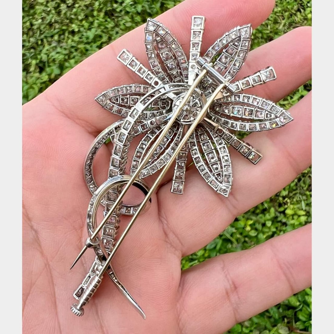 LFG Certified 21.70 Ct Platinum Diamond Flower Brooch: LFG Certified 21.70 Ct Platinum Diamond Flower Brooch This exquisite Platinum Flower Brooch features a stunning total diamond weight of 21.70 Ct, including a prominent LGF Paris Certified 1.70 Ct diam