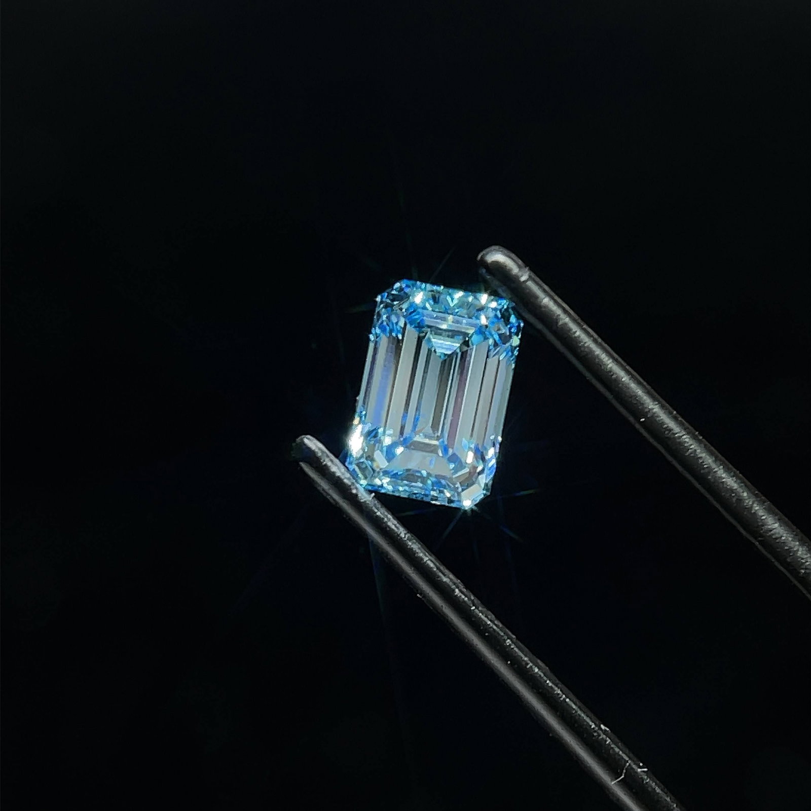 Loose Diamond - EMERALD 1.17ct Fancy Vivid Blue VS2: Loose Diamond - EMERALD 1.17ct Fancy Vivid Blue VS2 Source: This is a real non-mined Diamond that has been grown in a lab Shape: EMERALD Carats: 1.17 Color: Fancy Vivid Blue Certification: IGI Video: