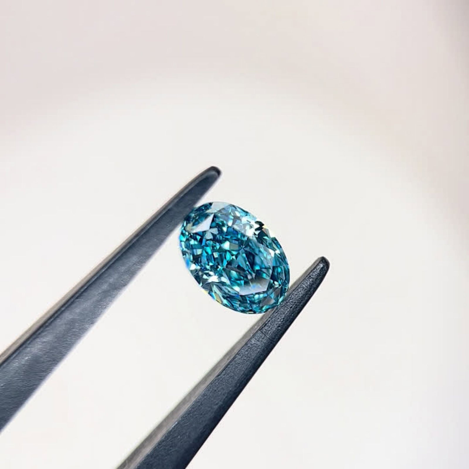 Loose Diamond - OVAL 1.02ct Fancy Vivid Blue VVS1: Loose Diamond - OVAL 1.02ct Fancy Vivid Blue VVS1 Source: This is a real non-mined Diamond that has been grown in a lab Shape: OVAL Carats: 1.02 Color: Fancy Vivid Blue Certification: IGI Video: