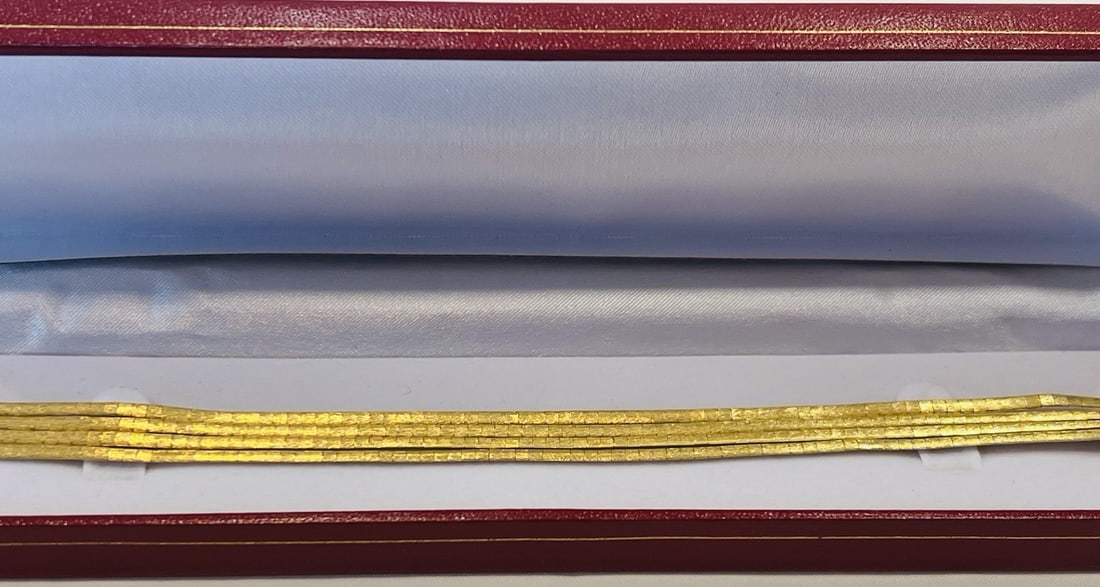 18k Yellow Gold Chain Bracelet Italy 1960s 7.75 Inches: 18k Yellow Gold Chain Bracelet Italy 1960s 7.75 Inches Magnificent Italian 1960s chain bracelet crafted in 18k yellow gold. This pre-owned piece features detailed workmanship, is fully signed and hall