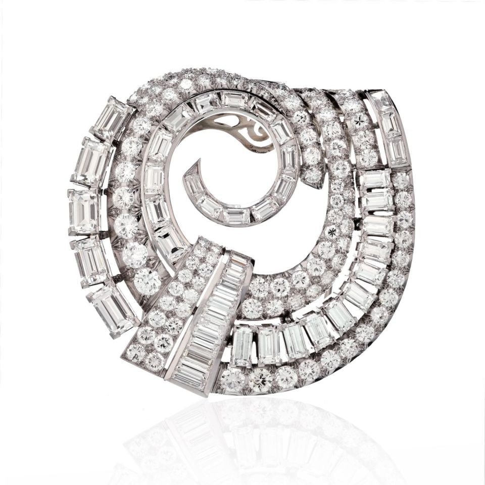 Art Deco Platinum Brooch 27ct Diamonds Double Clip Design: Art Deco Platinum Brooch 27ct Diamonds Double Clip Design This exquisite Art Deco double clip brooch is crafted from luxurious platinum and adorned with approximately 27.00 carats of high-quality diam