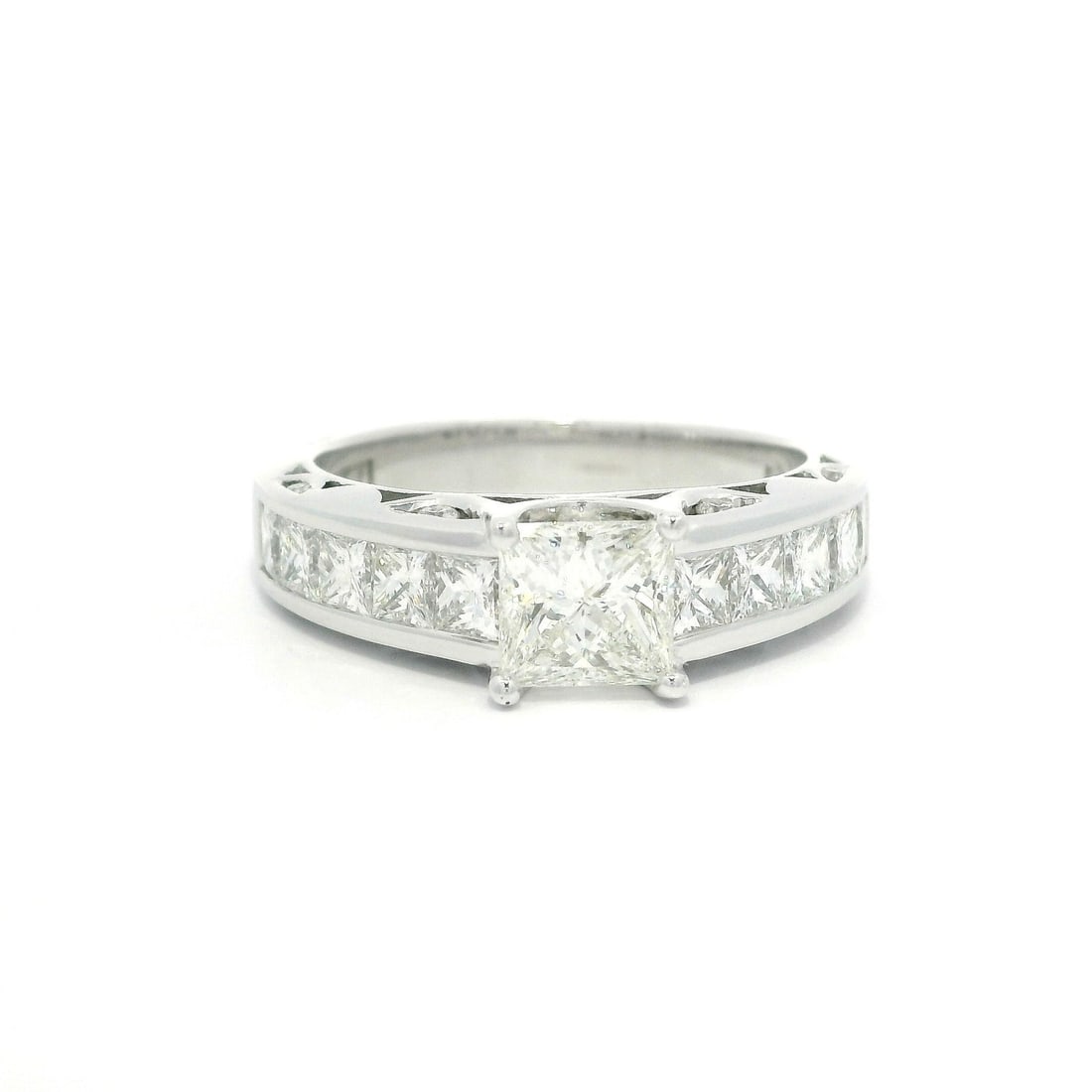 Tacori 18k White Gold 2.63ctw Princess Cut Diamond Engagement Ring GIA Certified: Tacori 18k White Gold 2.63ctw Princess Cut Diamond Engagement Ring GIA Certified This exquisite engagement ring from Tacori features a stunning 18k solid white gold setting, beautifully showcasing a t