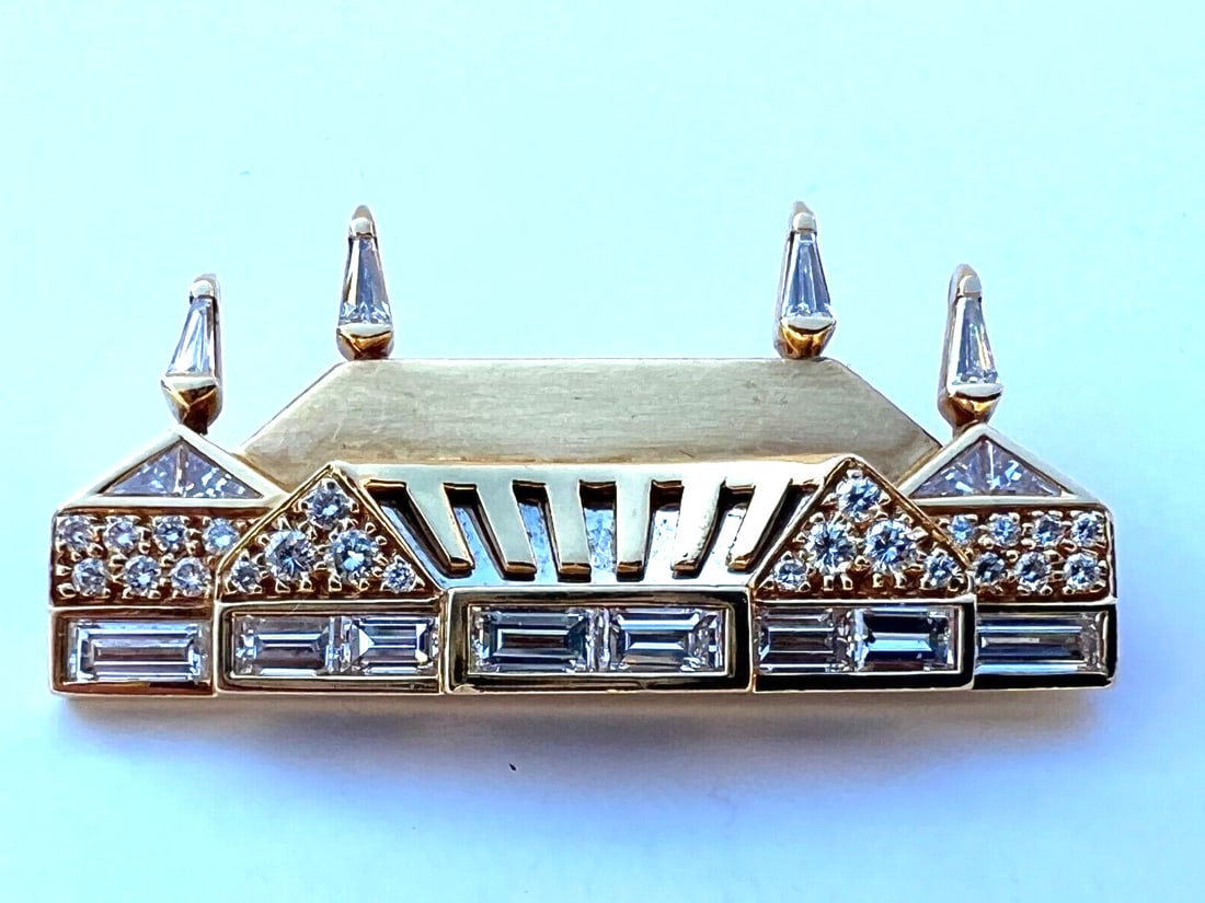 Oscar Heyman Platinum Yellow Gold Diamond Brooch Signed 73968: Oscar Heyman Platinum Yellow Gold Diamond Brooch Signed 73968 This exquisite brooch, crafted by Oscar Heyman, showcases a stunning combination of platinum and 18K yellow gold, adorned with dazzling di