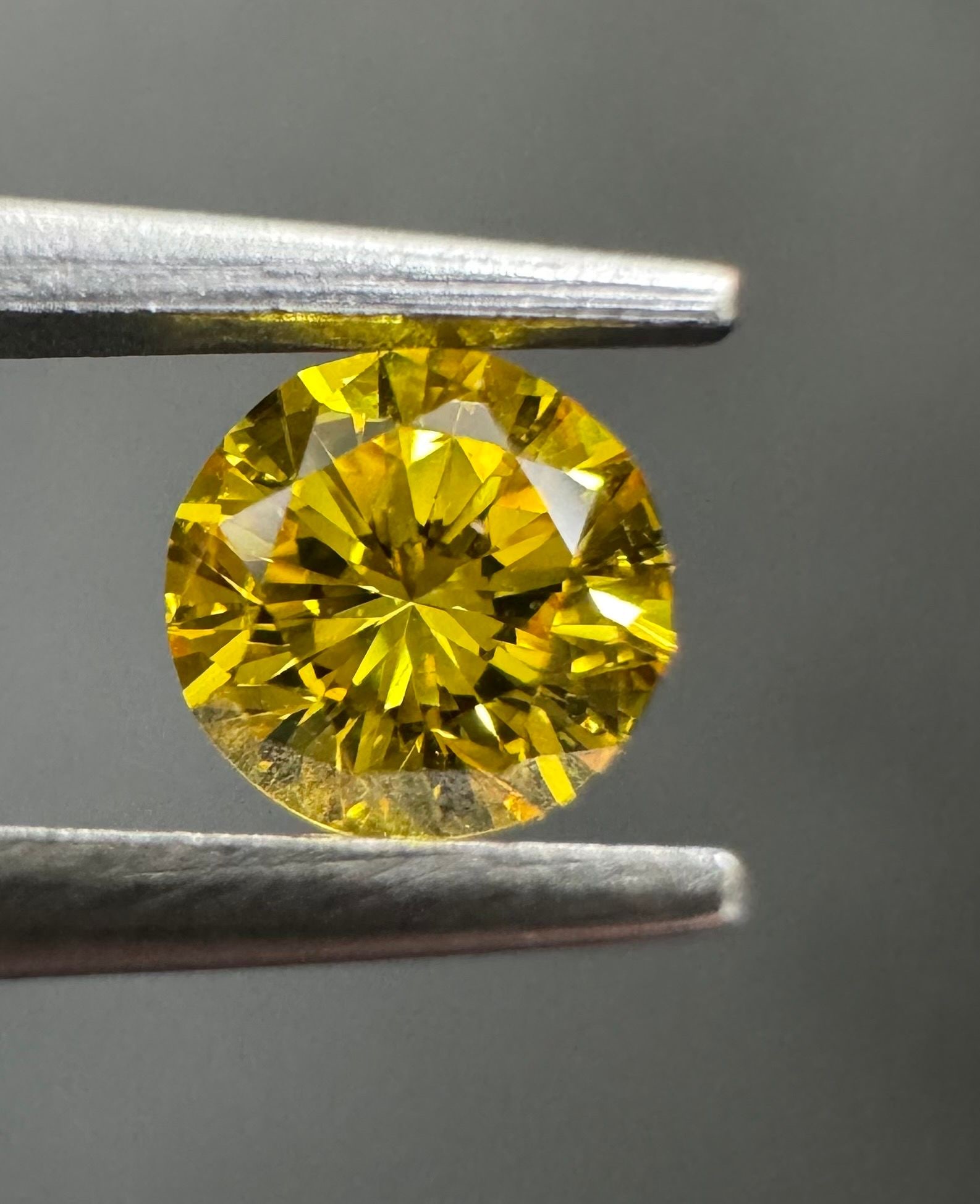 Loose Diamond - ROUND 0.27ct Fancy Vivid Yellow I1: Loose Diamond - ROUND 0.27ct Fancy Vivid Yellow I1 Source: Natural Shape: ROUND Carats: 0.27 Color: Fancy Vivid Yellow Certification: GIA The Diamond Depot Guarantee: All items in this auction are gua