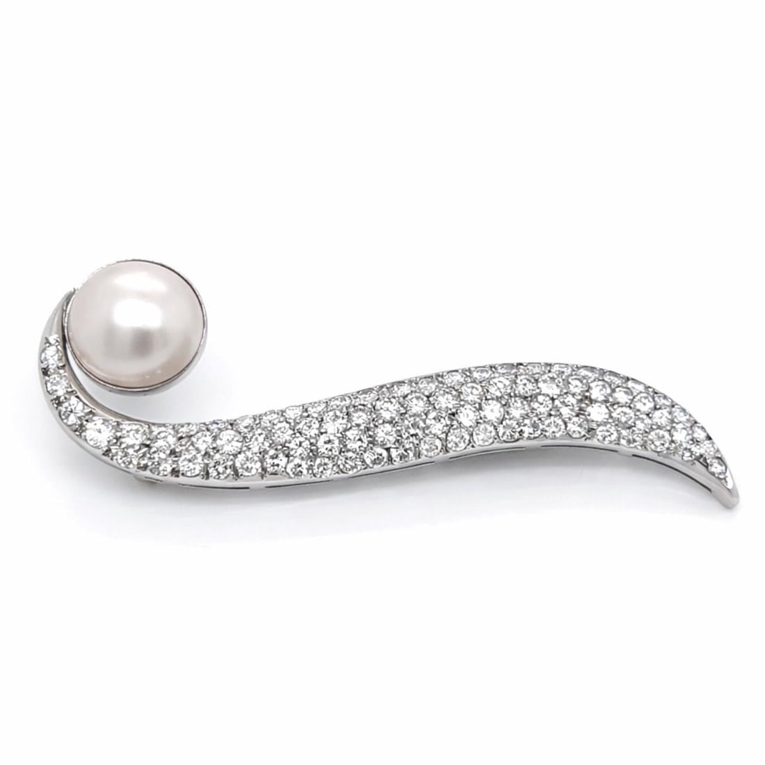 Brooch in 18K White Gold with Mabe Pearl and 85 Diamonds (1 of 3)