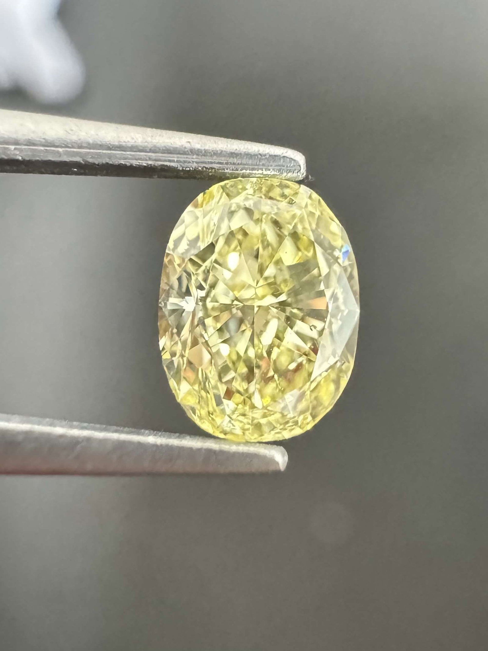 Loose Diamond - OVAL 0.62ct Fancy Light Yellow VS2: Loose Diamond - OVAL 0.62ct Fancy Light Yellow VS2 Source: Natural Shape: OVAL Carats: 0.62 Color: Fancy Light Yellow Certification: GIA Video: