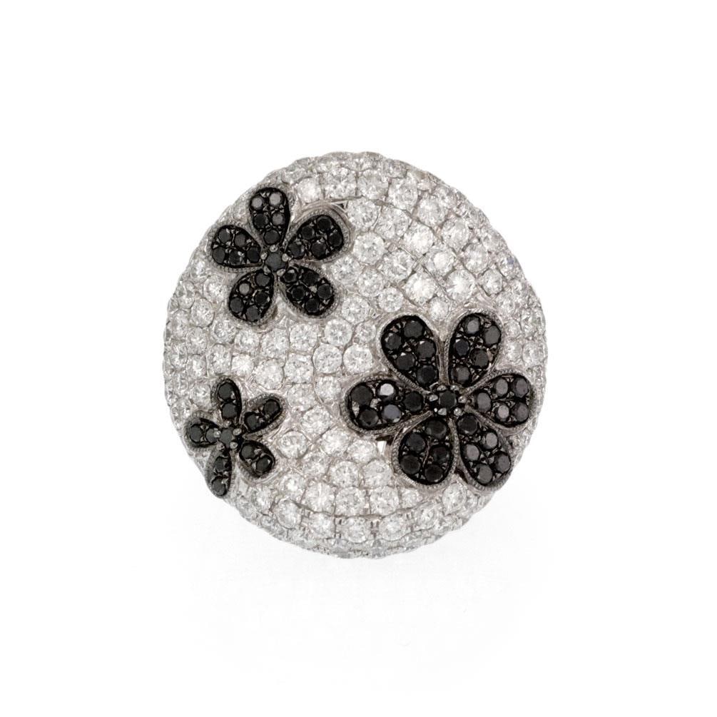 Estate 7ct Black White Diamond 18k White Gold Flower Ring Size 6.5: Estate 7ct Black White Diamond 18k White Gold Flower Ring Size 6.5 Illuminate your style with this striking estate ring, masterfully crafted from 18k white gold. The ring features a stunning concave p