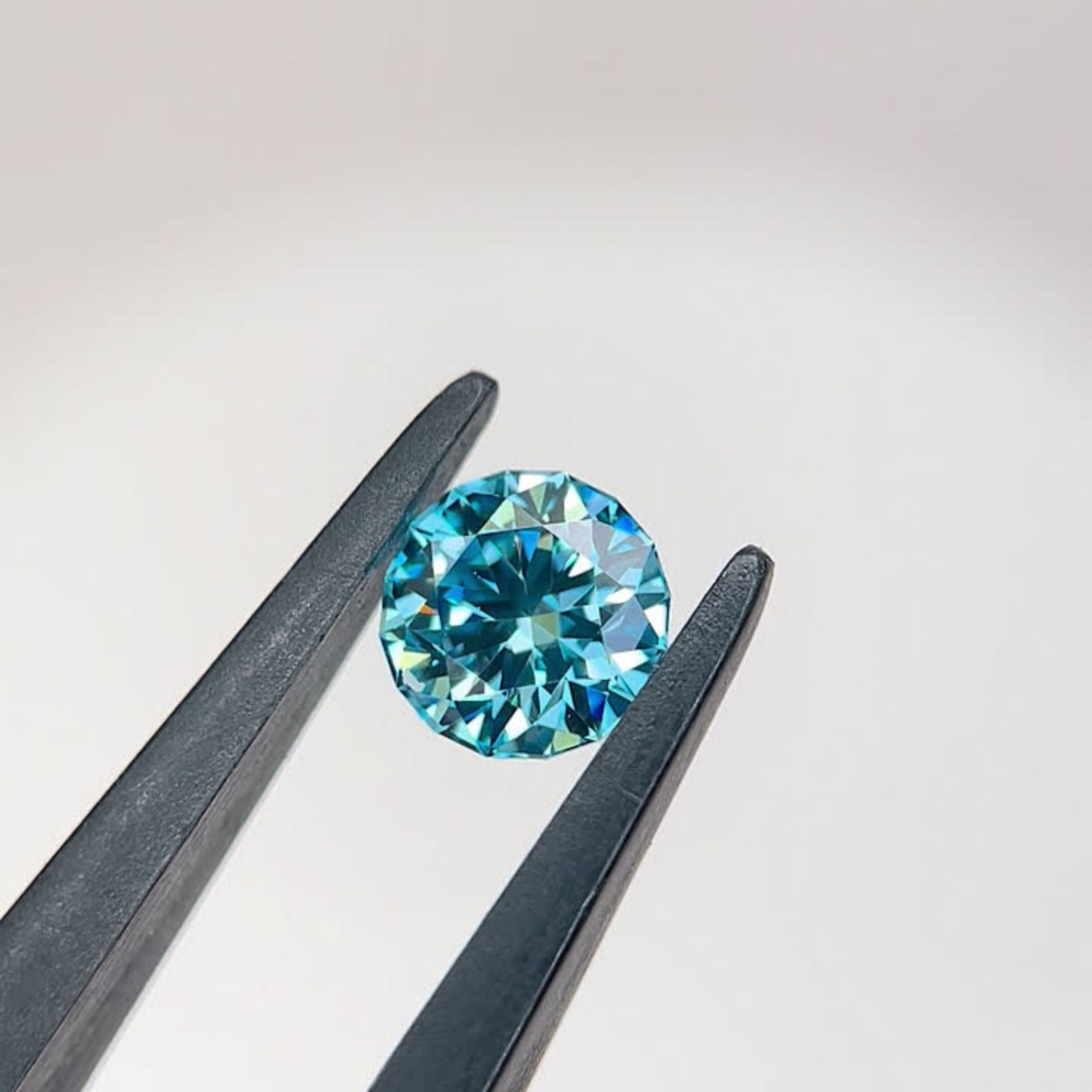 Ideal Loose Diamond - ROUND 1.49ct Fancy Vivid Blue VVS2: Ideal Loose Diamond - ROUND 1.49ct Fancy Vivid Blue VVS2 Source: This is a real non-mined Diamond that has been grown in a lab Shape: ROUND Carats: 1.49 Color: Fancy Vivid Blue Certification: IGI Vide