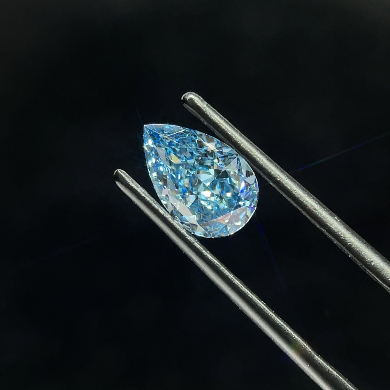 Loose Diamond - PEAR 1.59ct Blue VS2: Loose Diamond - PEAR 1.59ct Blue VS2 Source: This is a real non-mined Diamond that has been grown in a lab Shape: PEAR Carats: 1.59 Color: Blue Certification: NONE The Diamond Depot Guarantee: All ite