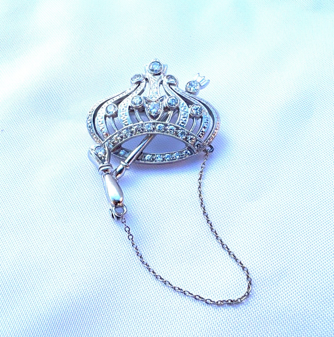 Elegant French Platinum Diamond Brooch 0.85ct F VS: Elegant French Platinum Diamond Brooch 0.85ct F VS Discover the elegance of this exquisite French platinum diamond brooch, showcasing exceptional craftsmanship and design. This stunning piece features