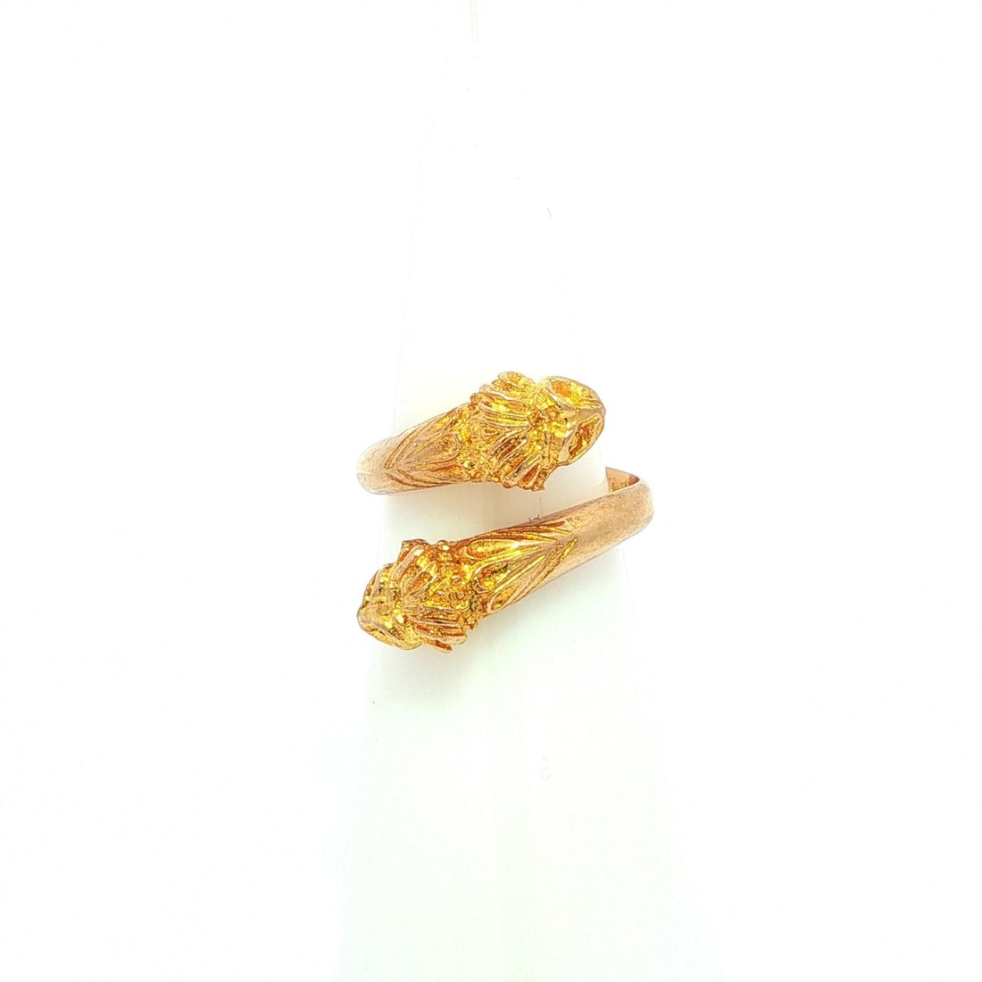 Vintage 13-14k Yellow Gold Lion Head Bypass Ring Size 3.5: Vintage 13-14k Yellow Gold Lion Head Bypass Ring Size 3.5 This vintage bypass band ring features two intricately detailed lion's heads crafted in solid 13-14k yellow gold. Designed for women, the ring