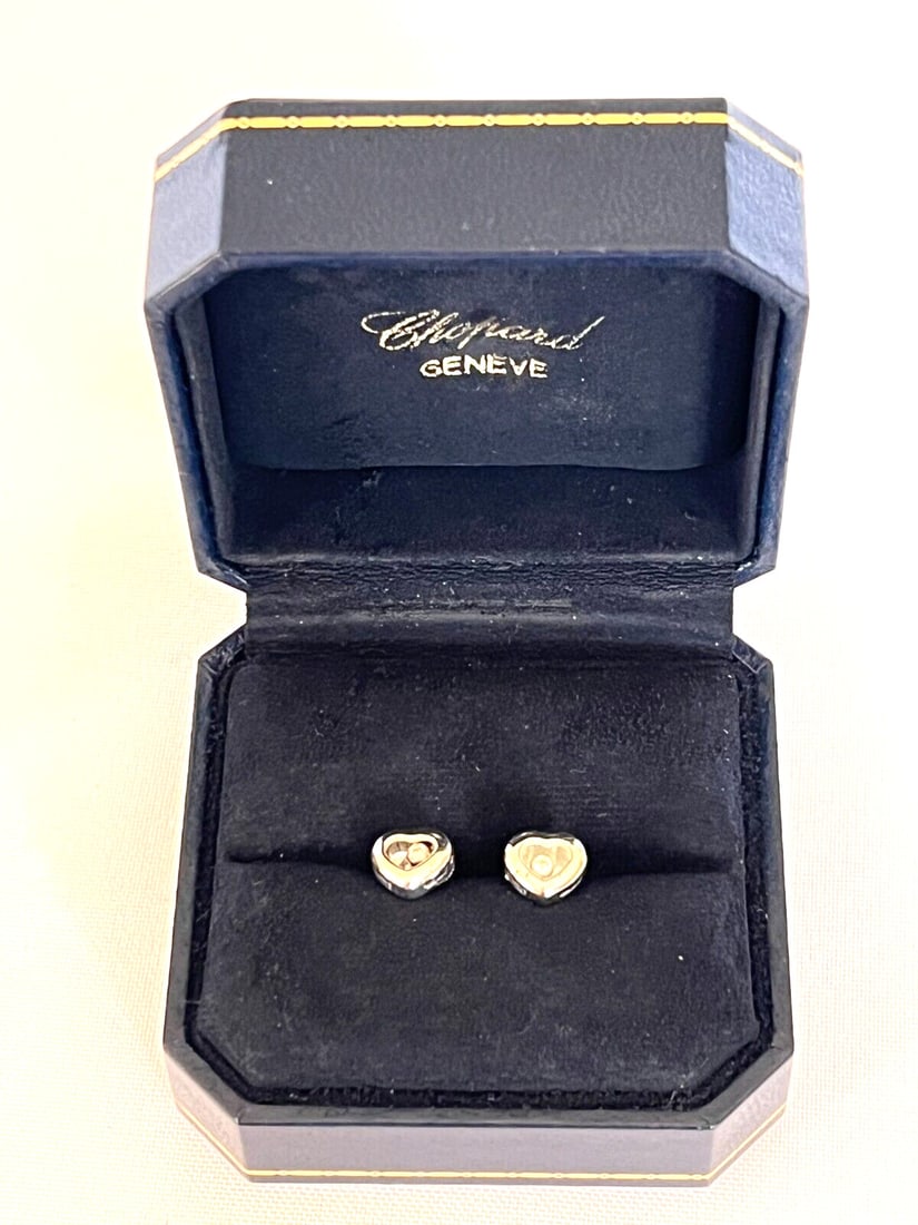 Chopard 18K White Gold Diamond Earrings with Original Box: Chopard 18K White Gold Diamond Earrings with Original Box Discover the elegance of these exquisite Chopard earrings crafted from 18K white gold and adorned with sparkling diamonds. Made in Switzerland