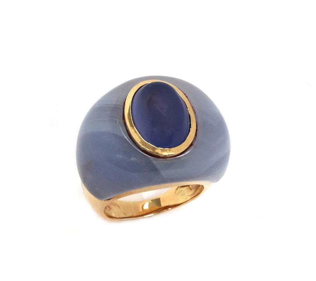 14k Yellow Gold Retro Lavender Chalcedony Blue Agate Ring: 14k Yellow Gold Retro Lavender Chalcedony Blue Agate Ring This stunning retro ring features a central natural oval lavender chalcedony, beautifully framed by a yellow gold bezel setting. Surrounding t