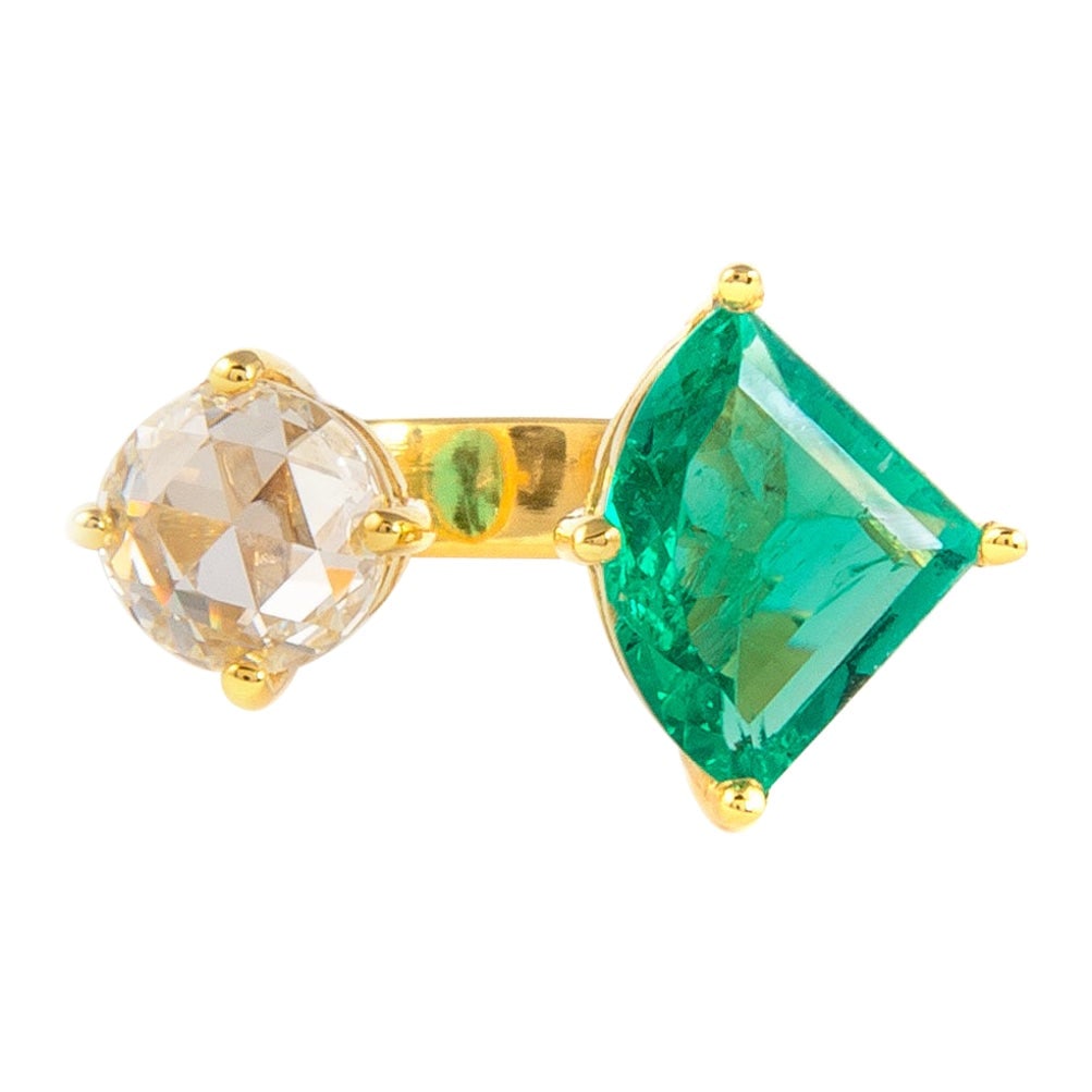 3.11ct Emerald Rose Cut Diamond Ring 18k Yellow Gold: 3.11ct Emerald Rose Cut Diamond Ring 18k Yellow Gold This exquisite Toi Et Moi ring features a stunning combination of a kite-shaped emerald and a round rose cut diamond, embodying a modern aesthetic.