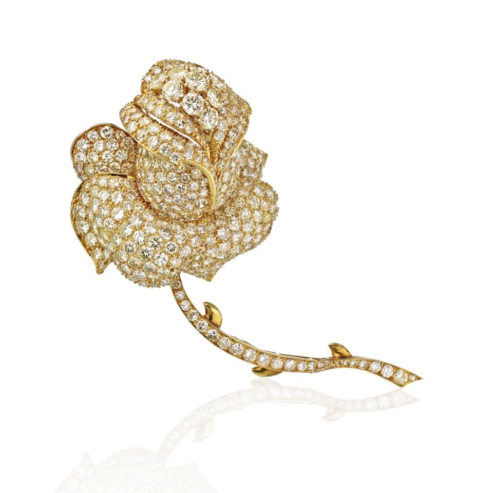Stunning 18K Yellow Gold Diamond Rose Brooch 22 Cts: Stunning 18K Yellow Gold Diamond Rose Brooch 22 Cts This exquisite 18K Yellow Gold Flower Diamond Brooch features a stunning pave-set design, crafted to resemble a rose. It is adorned with approximate