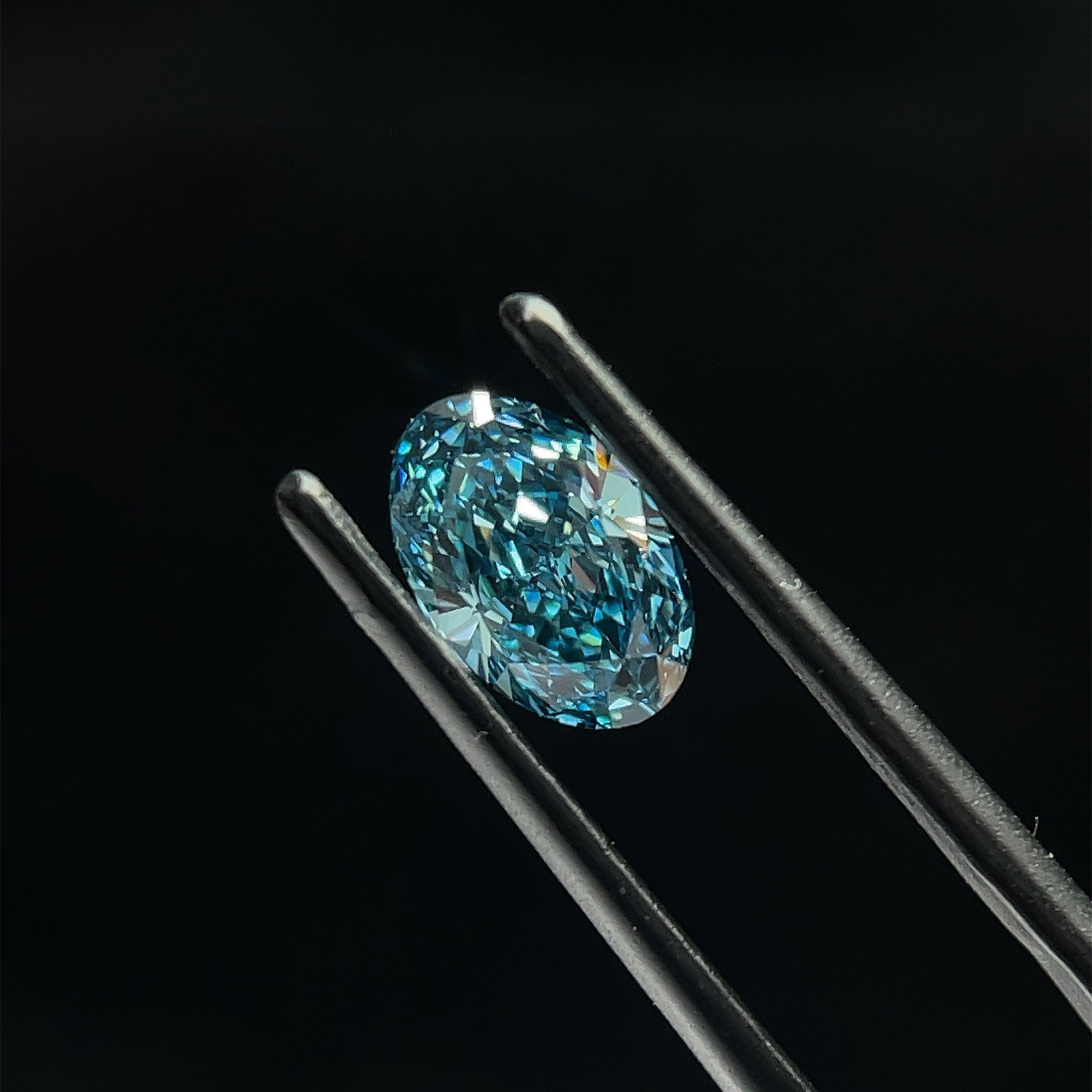 Loose Diamond - OVAL 1.0ct Blue VVS2: Loose Diamond - OVAL 1.0ct Blue VVS2 Source: This is a real non-mined Diamond that has been grown in a lab Shape: OVAL Carats: 1.0 Color: Blue Certification: NONE The Diamond Depot Guarantee: All item