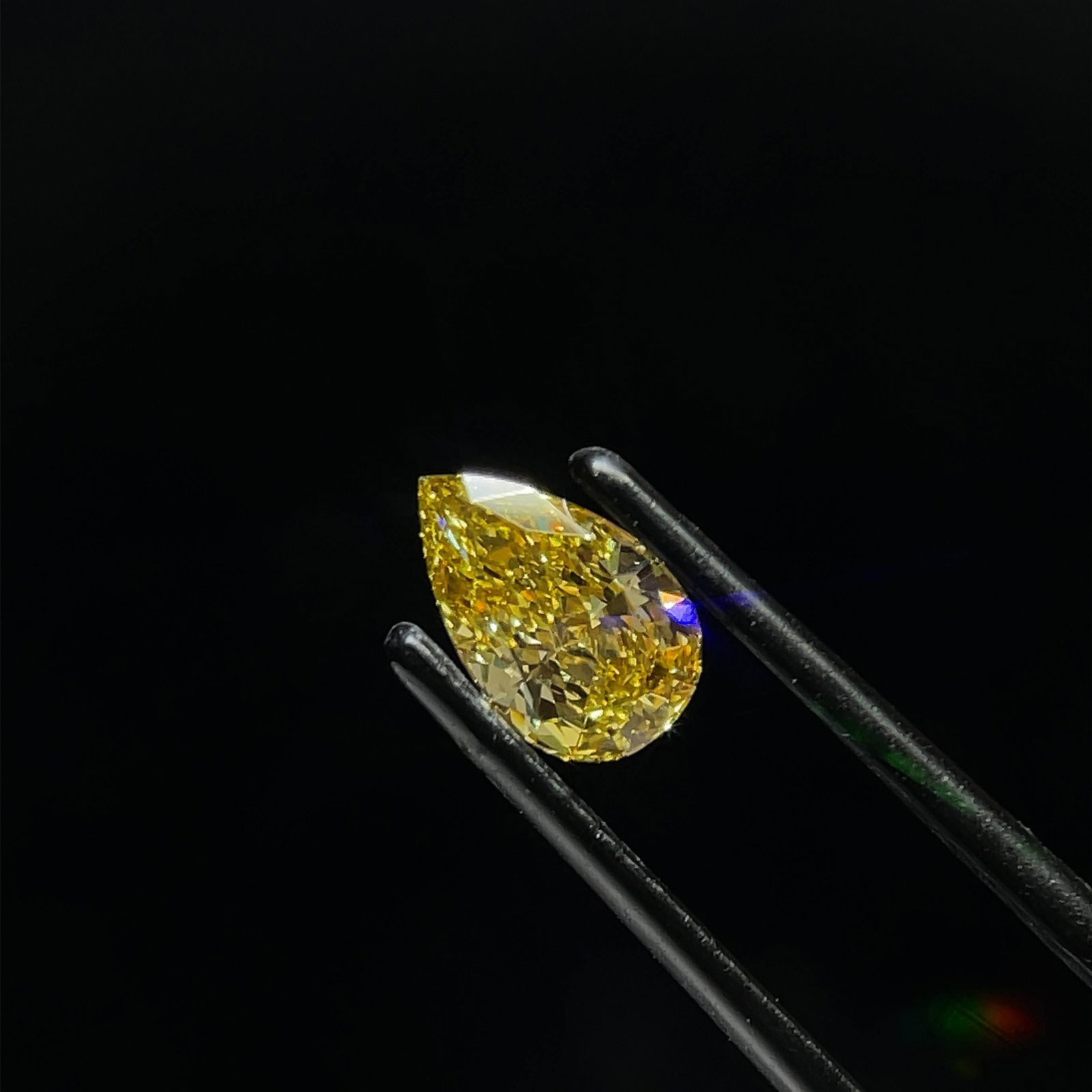 Loose Diamond - PEAR 0.85ct Fancy Intense Yellow VVS2: Loose Diamond - PEAR 0.85ct Fancy Intense Yellow VVS2 Source: This is a real non-mined Diamond that has been grown in a lab Shape: PEAR Carats: 0.85 Color: Fancy Intense Yellow Certification: IGI Vide