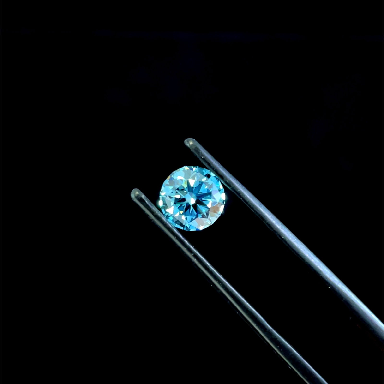 Loose Diamond - ROUND 1.07ct Fancy Vivid Blue VVS2: Loose Diamond - ROUND 1.07ct Fancy Vivid Blue VVS2 Source: This is a real non-mined Diamond that has been grown in a lab Shape: ROUND Carats: 1.07 Color: Fancy Vivid Blue Certification: IGI Video: