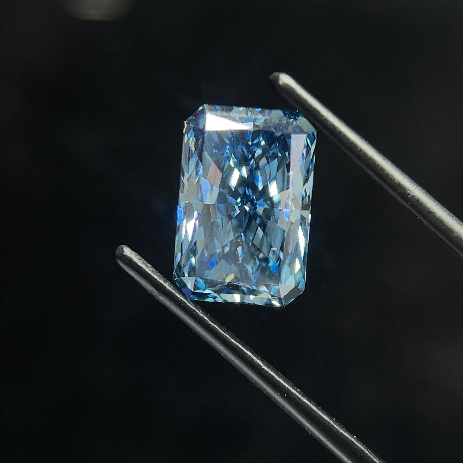 Loose Diamond - RADIANT 3.54ct Blue VS1: Loose Diamond - RADIANT 3.54ct Blue VS1 Source: This is a real non-mined Diamond that has been grown in a lab Shape: RADIANT Carats: 3.54 Color: Blue Certification: NONE The Diamond Depot Guarantee: A