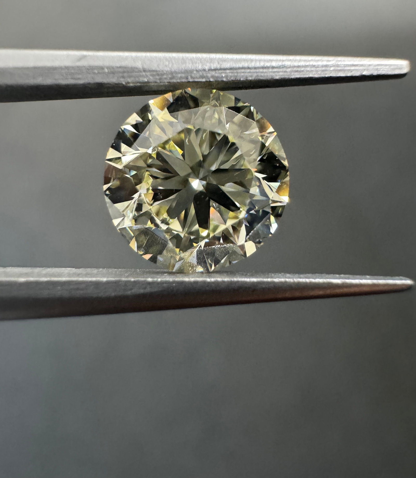 Loose Diamond - ROUND 2.02ct O-P VS2: Loose Diamond - ROUND 2.02ct O-P VS2 Source: Natural Shape: ROUND Carats: 2.02 Color: O-P Certification: IGI The Diamond Depot Guarantee: All items in this auction are guaranteed to be 100% authentic.