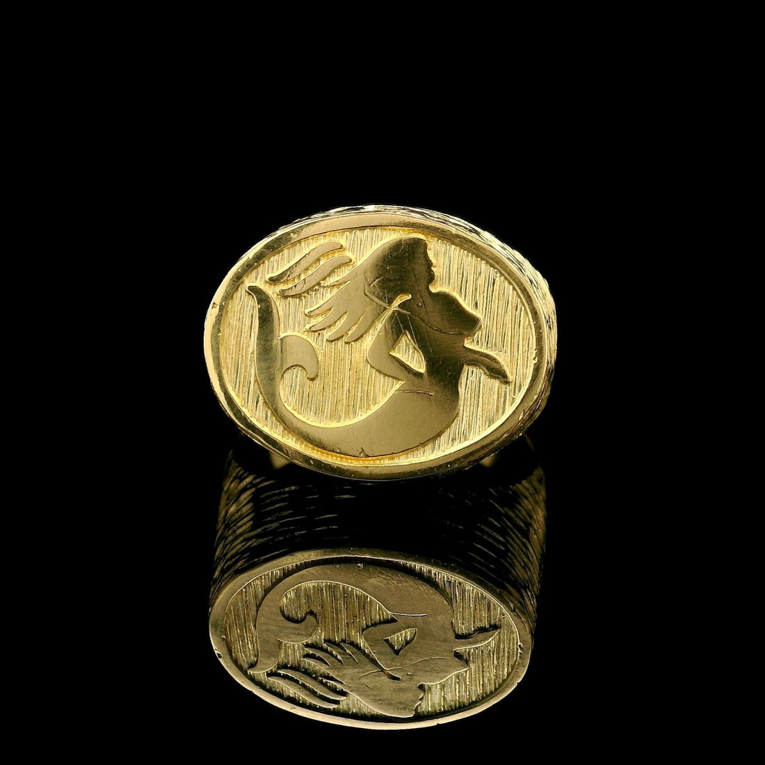 Unbranded 18k Yellow Gold Signet Ring Textured Oval Mermaid Band: Unbranded 18k Yellow Gold Signet Ring Textured Oval Mermaid Band Vintage unbranded signet ring with an oval textured top and polished mermaid band design. Crafted in yellow gold with no main stone, th
