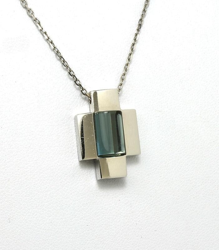 Gucci 18k White Gold Cross Pendant with 2.50ct Blue Topaz and Chain: Gucci 18k White Gold Cross Pendant with 2.50ct Blue Topaz and Chain This exquisite pendant showcases a beautifully crafted blue topaz cross design, expertly made from authentic 18k white gold. The pen