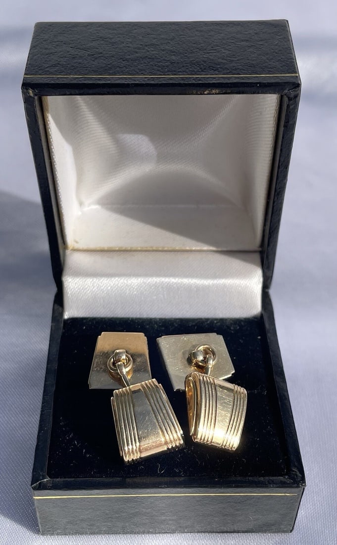 1940s 14K Yellow Gold Cufflinks Hallmarked Unbranded: 1940s 14K Yellow Gold Cufflinks Hallmarked Unbranded This exquisite pair of cufflinks is crafted from 14K yellow gold, showcasing remarkable detail and craftsmanship typical of the 1940s. Each cufflin