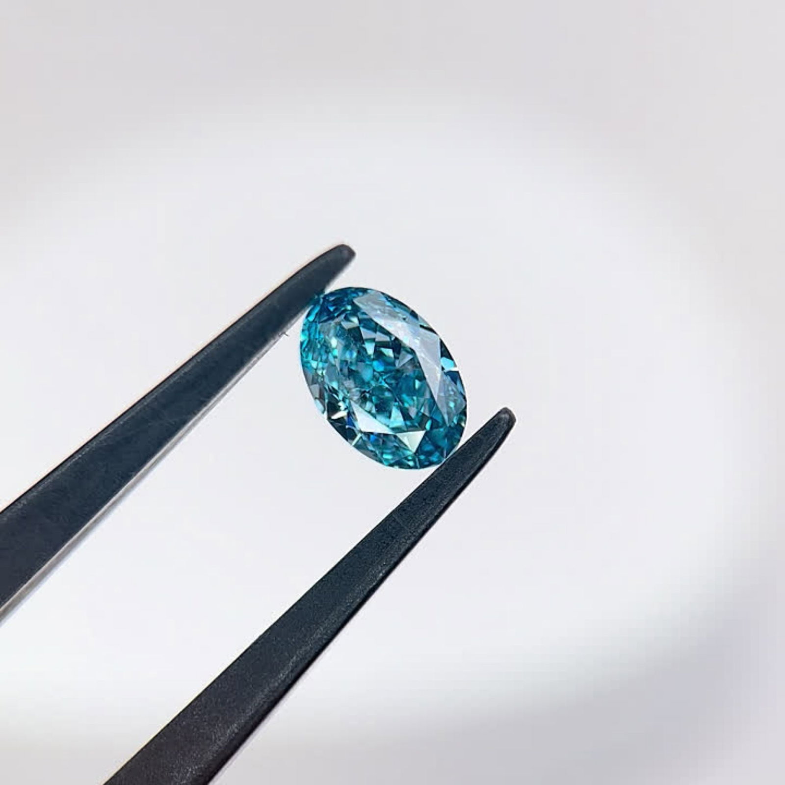 Loose Diamond - OVAL 1.04ct Fancy Vivid Blue VVS1: Loose Diamond - OVAL 1.04ct Fancy Vivid Blue VVS1 Source: This is a real non-mined Diamond that has been grown in a lab Shape: OVAL Carats: 1.04 Color: Fancy Vivid Blue Certification: IGI Video: